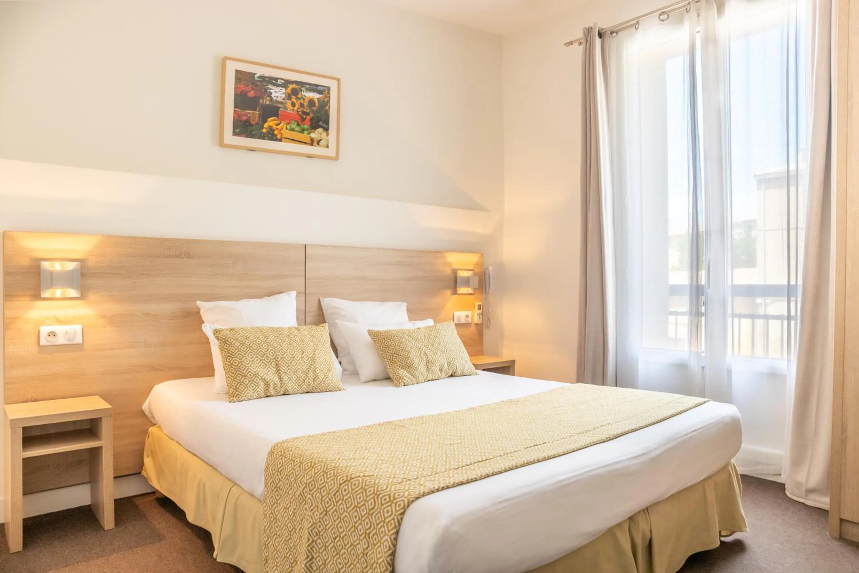 Photo of the whole room, Bed in Le Concorde