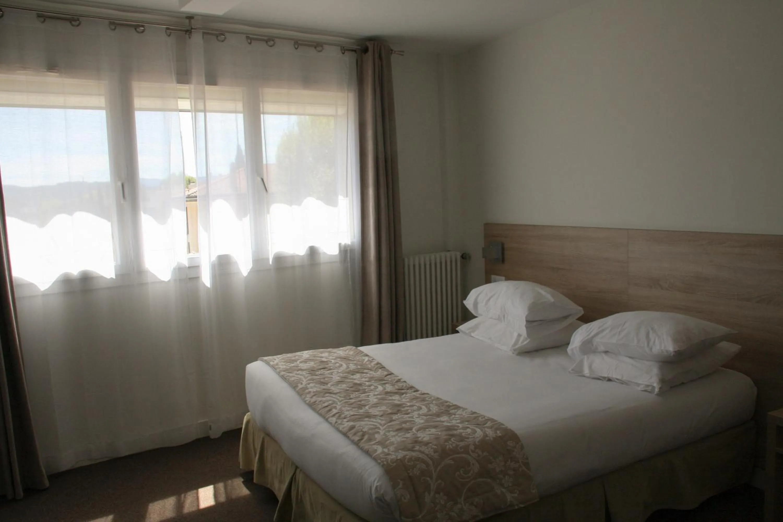 Photo of the whole room, Bed in Le Concorde