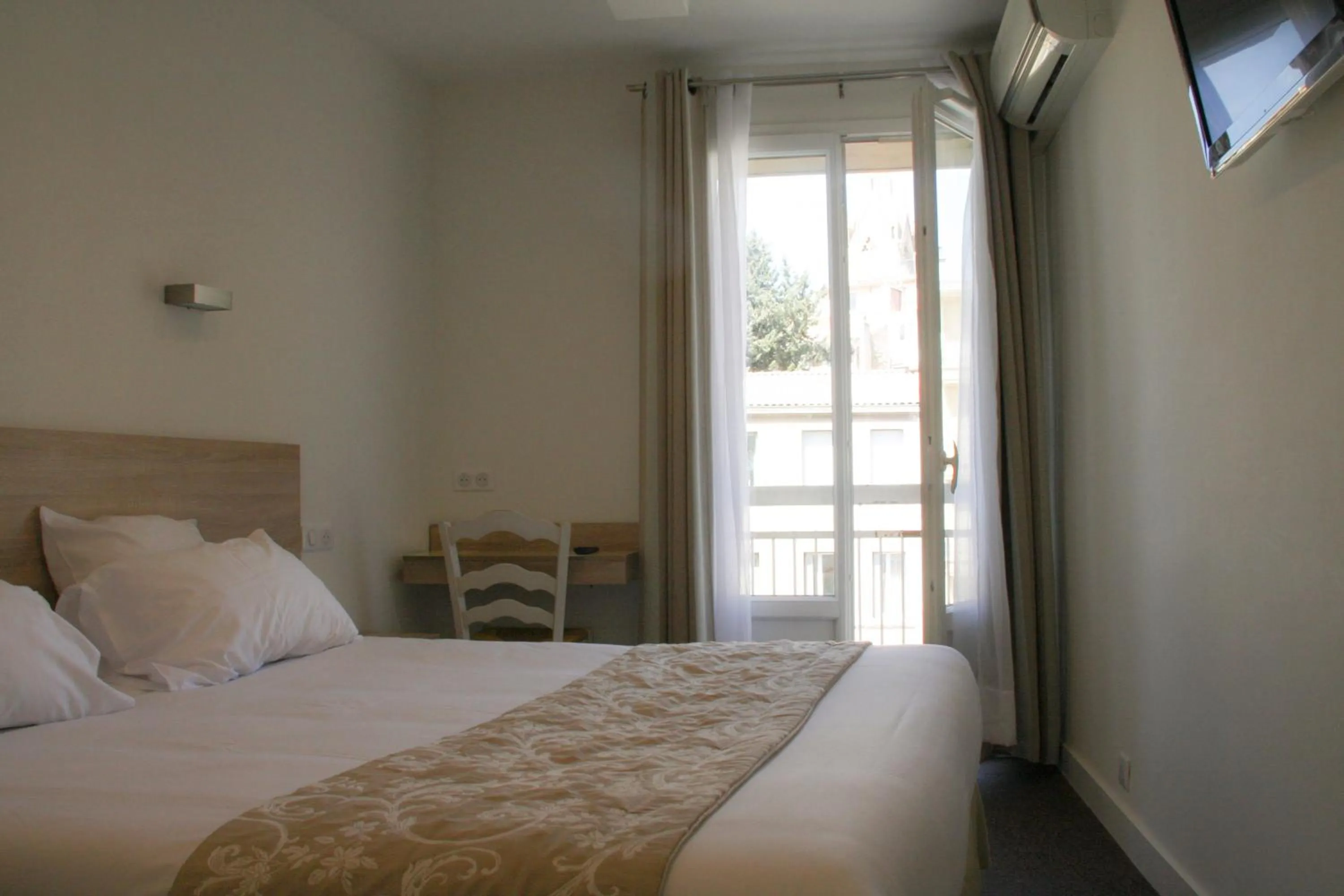 Photo of the whole room, Bed in Le Concorde