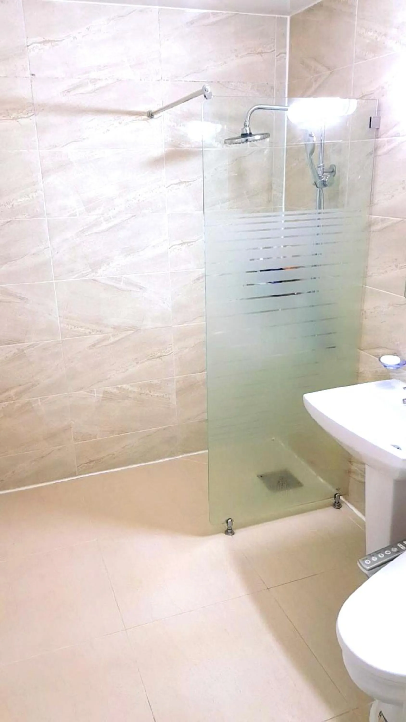 Bathroom in Busan Popcorn Hostel