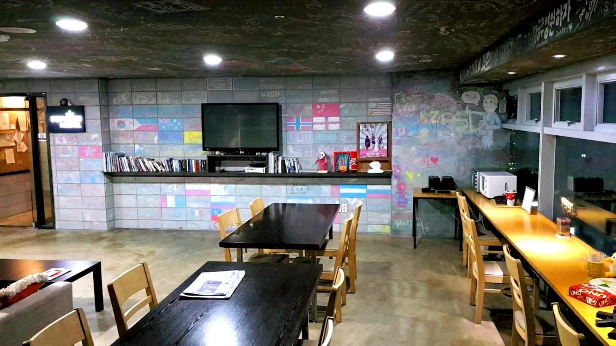 Lounge or bar in Busan Popcorn Hostel