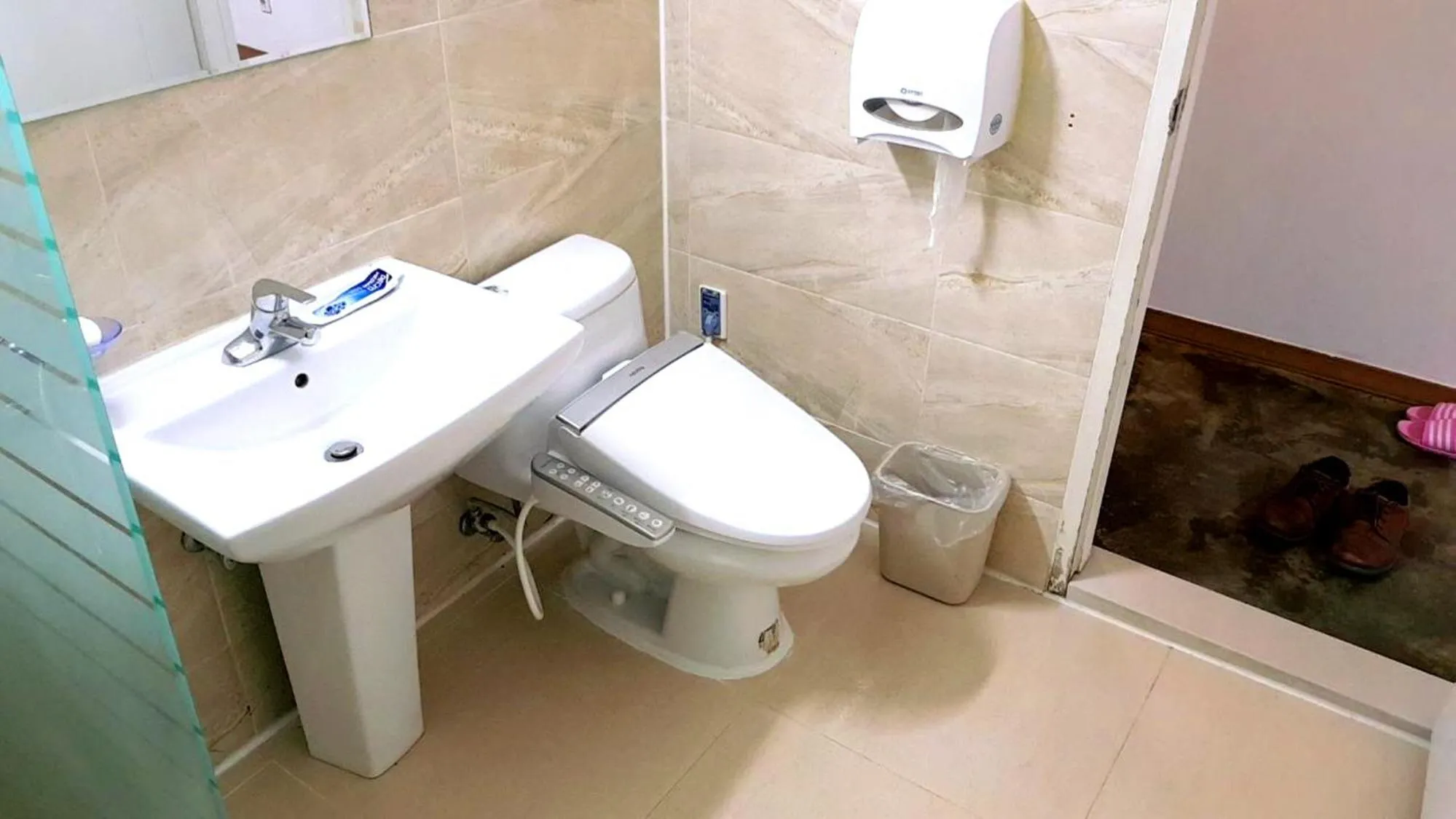 Bathroom in Busan Popcorn Hostel