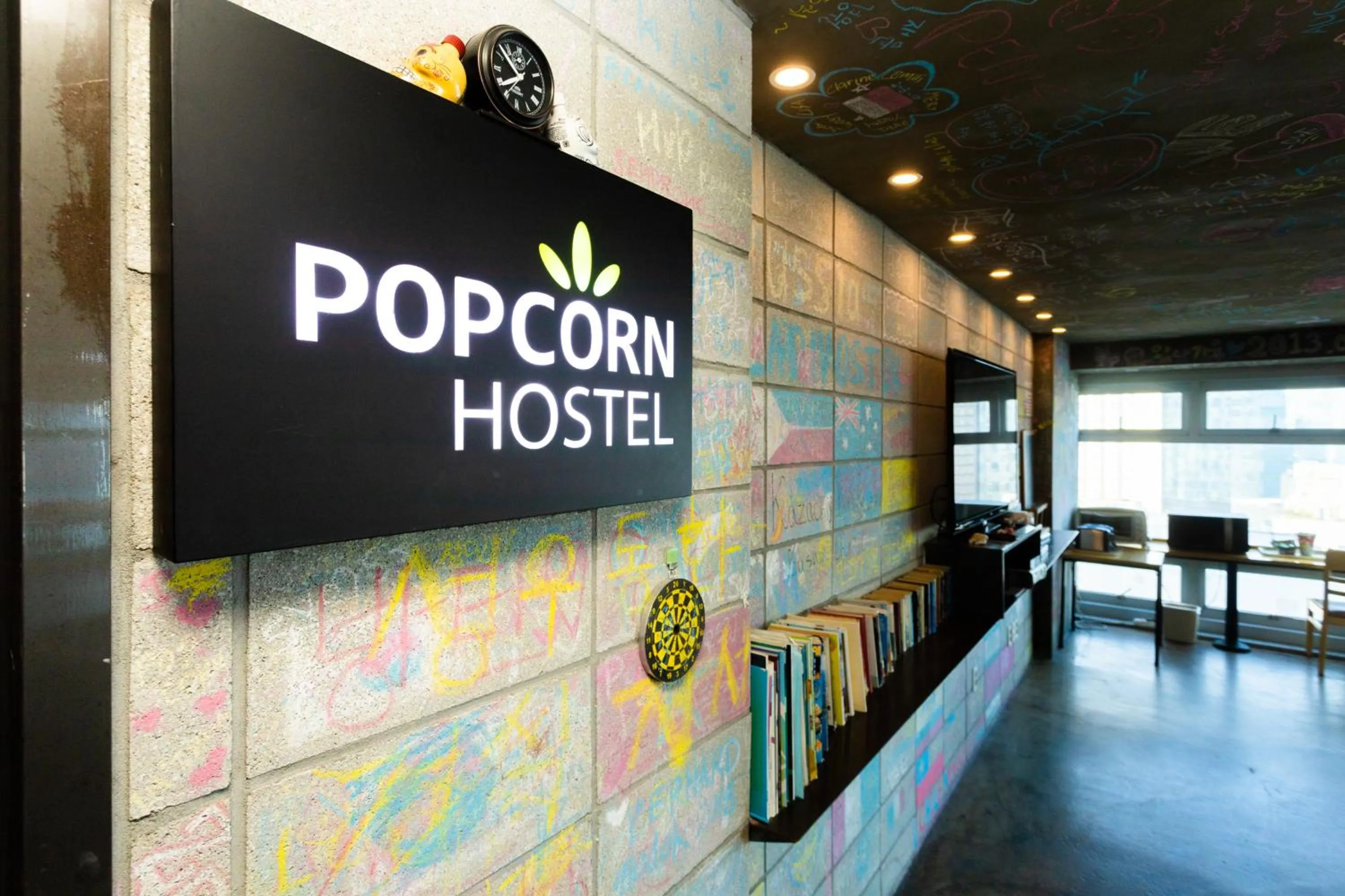 Communal lounge/ TV room in Busan Popcorn Hostel