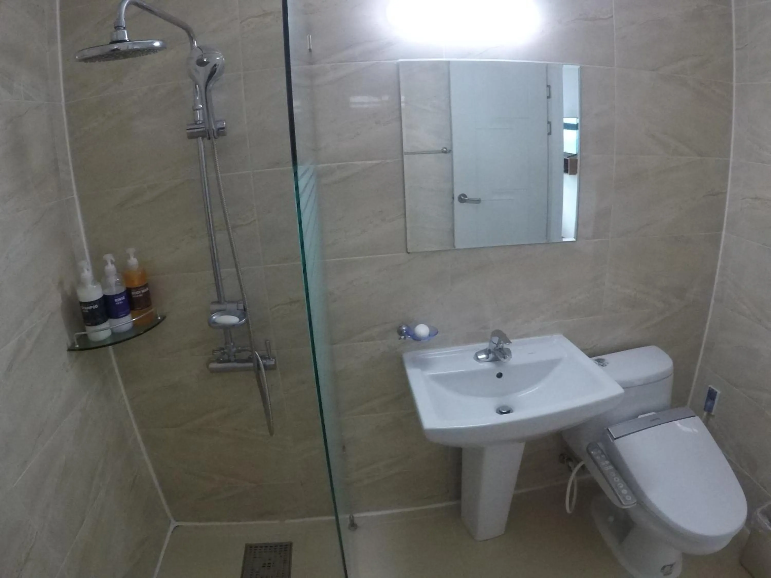 Toilet in Busan Popcorn Hostel