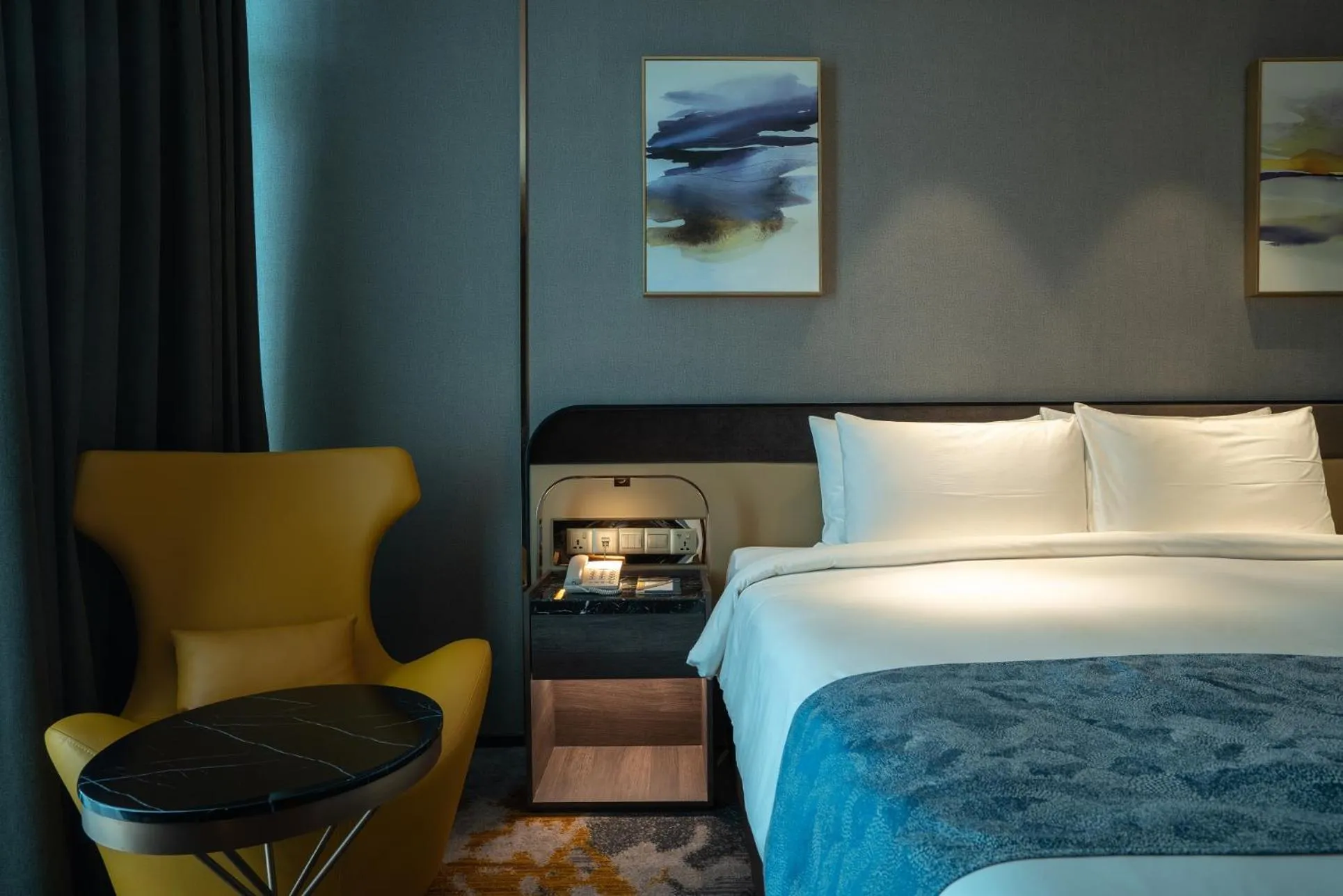 Bedroom, Bed in Ames Hotel