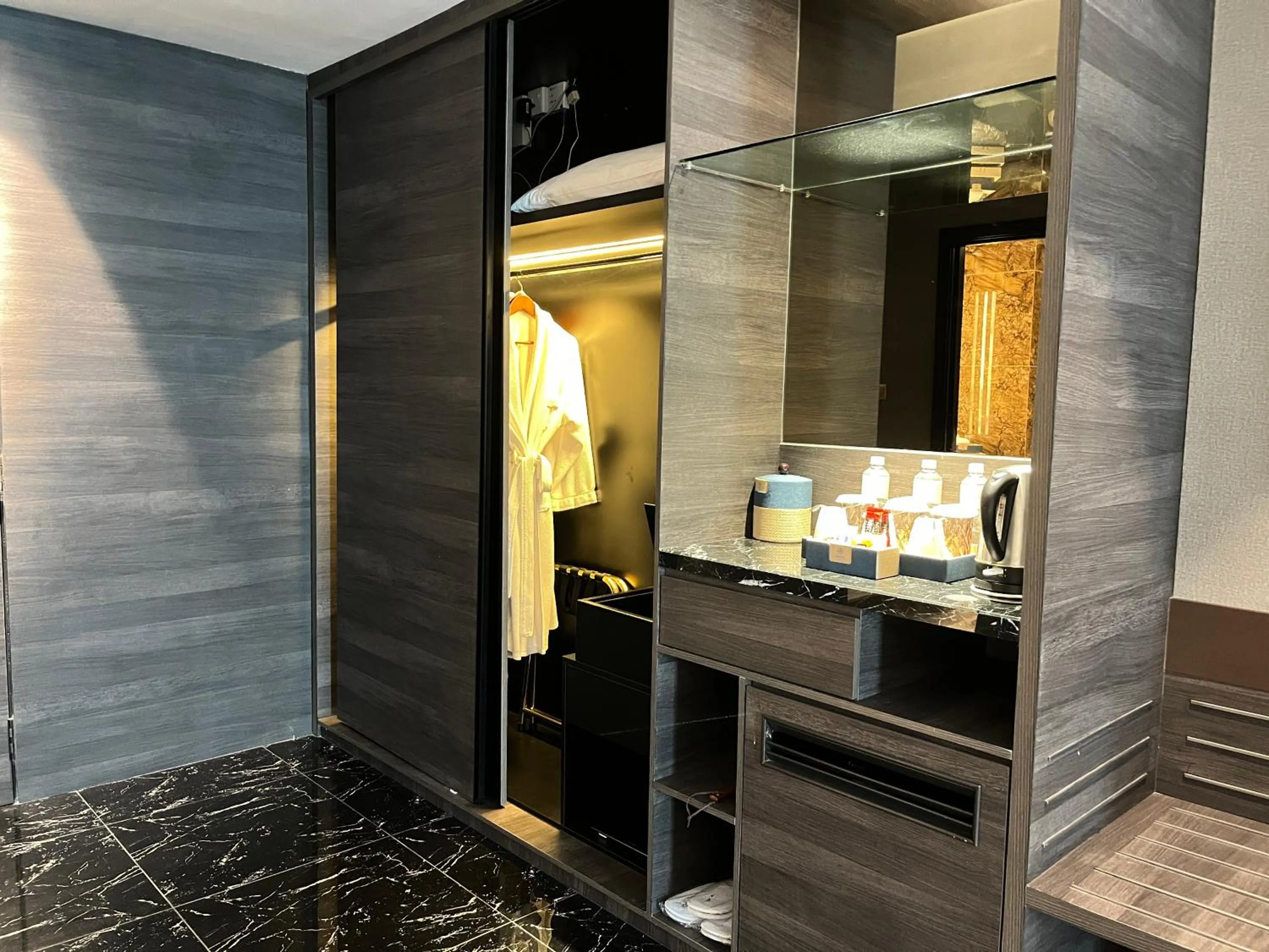 Coffee/tea facilities in Ames Hotel