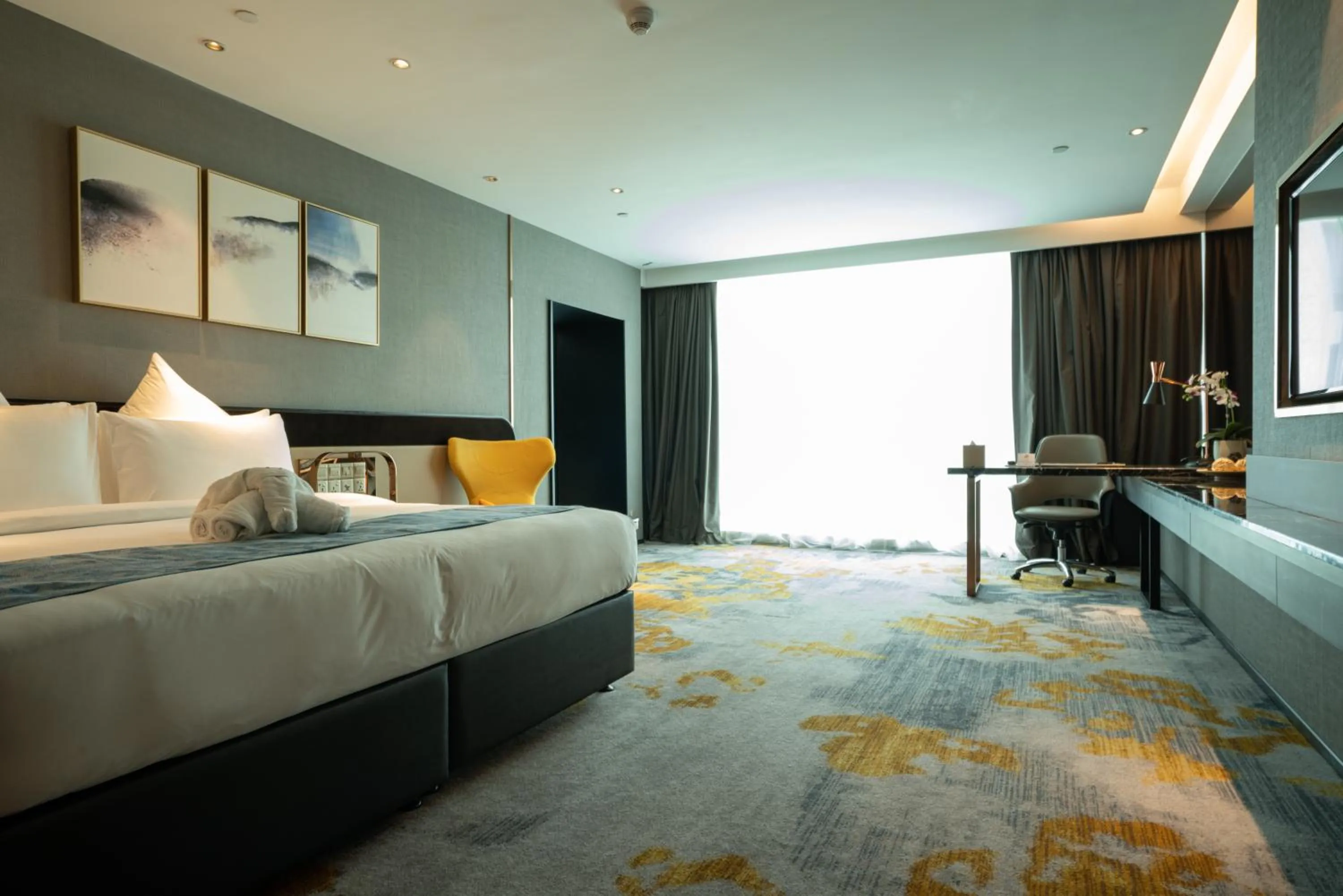 Photo of the whole room, Bed in Ames Hotel