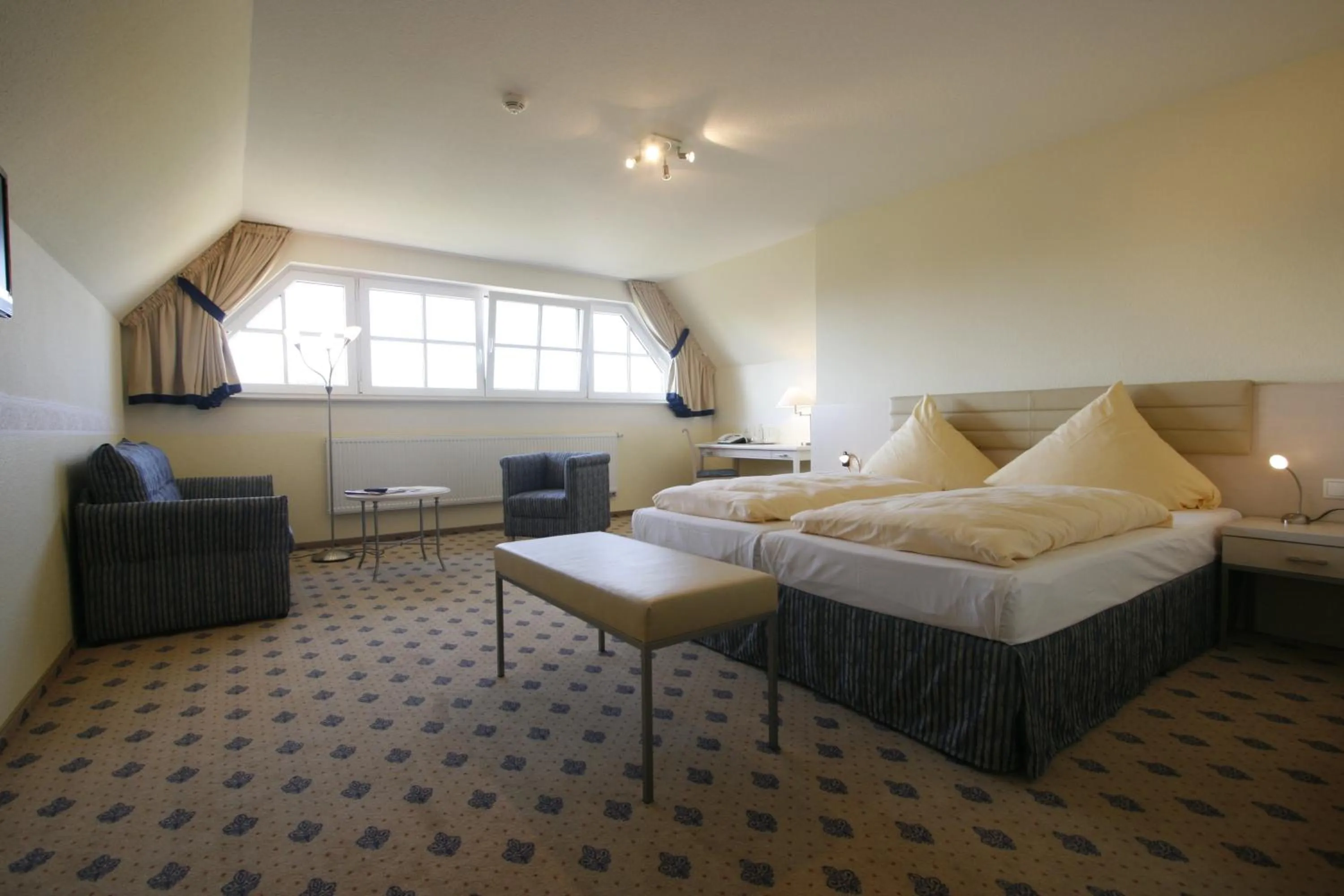 Photo of the whole room, Bed in Hotel und Spa Lundenbergsand