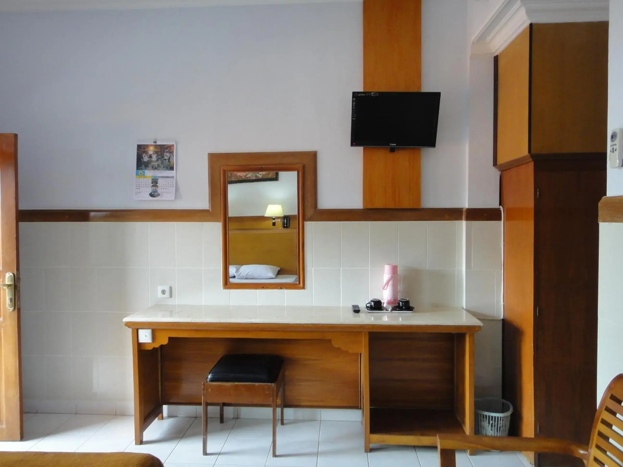 Bed, TV/Entertainment Center in Hotel Sorga Cottages