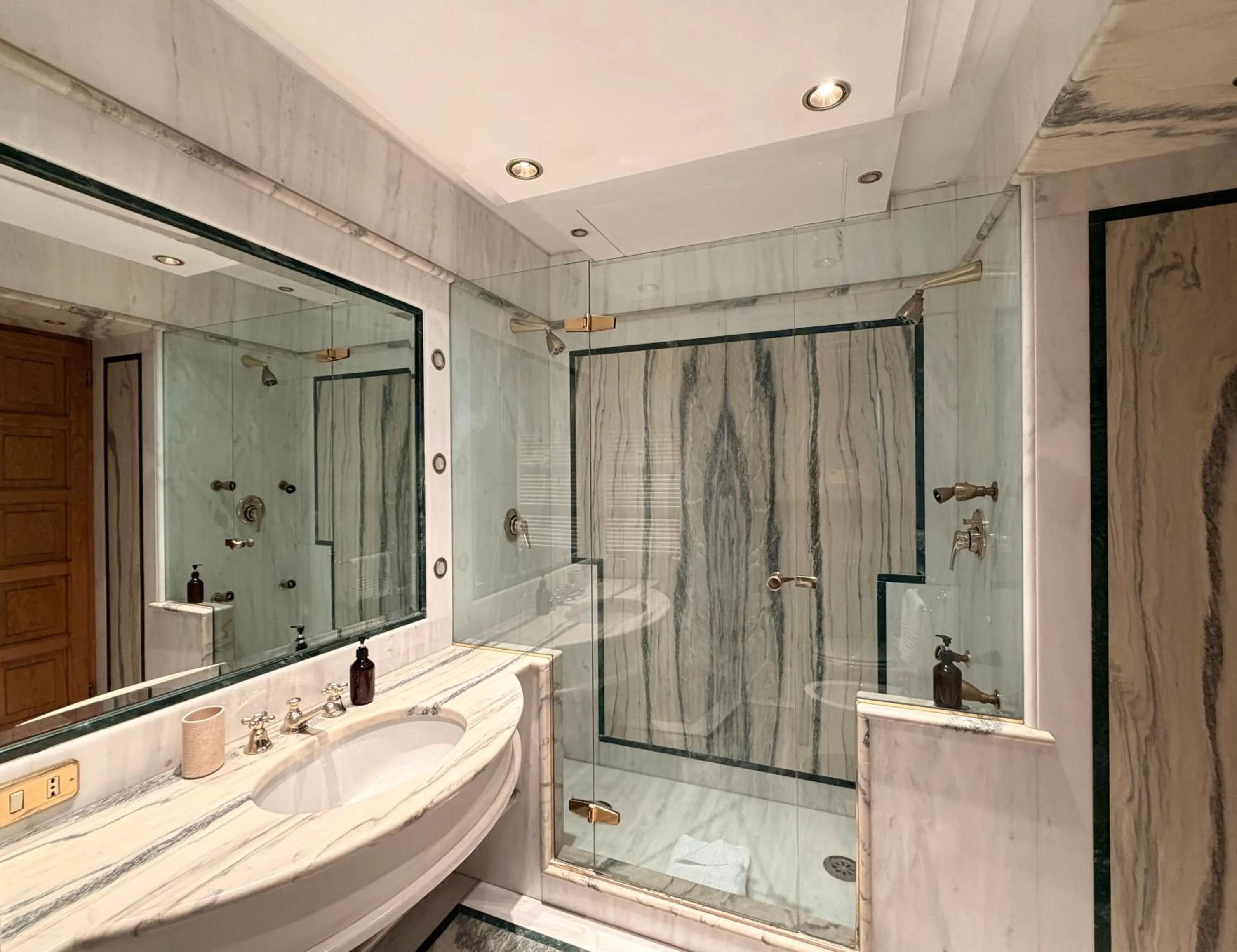 Shower in HiSuiteROME - ApartHotel