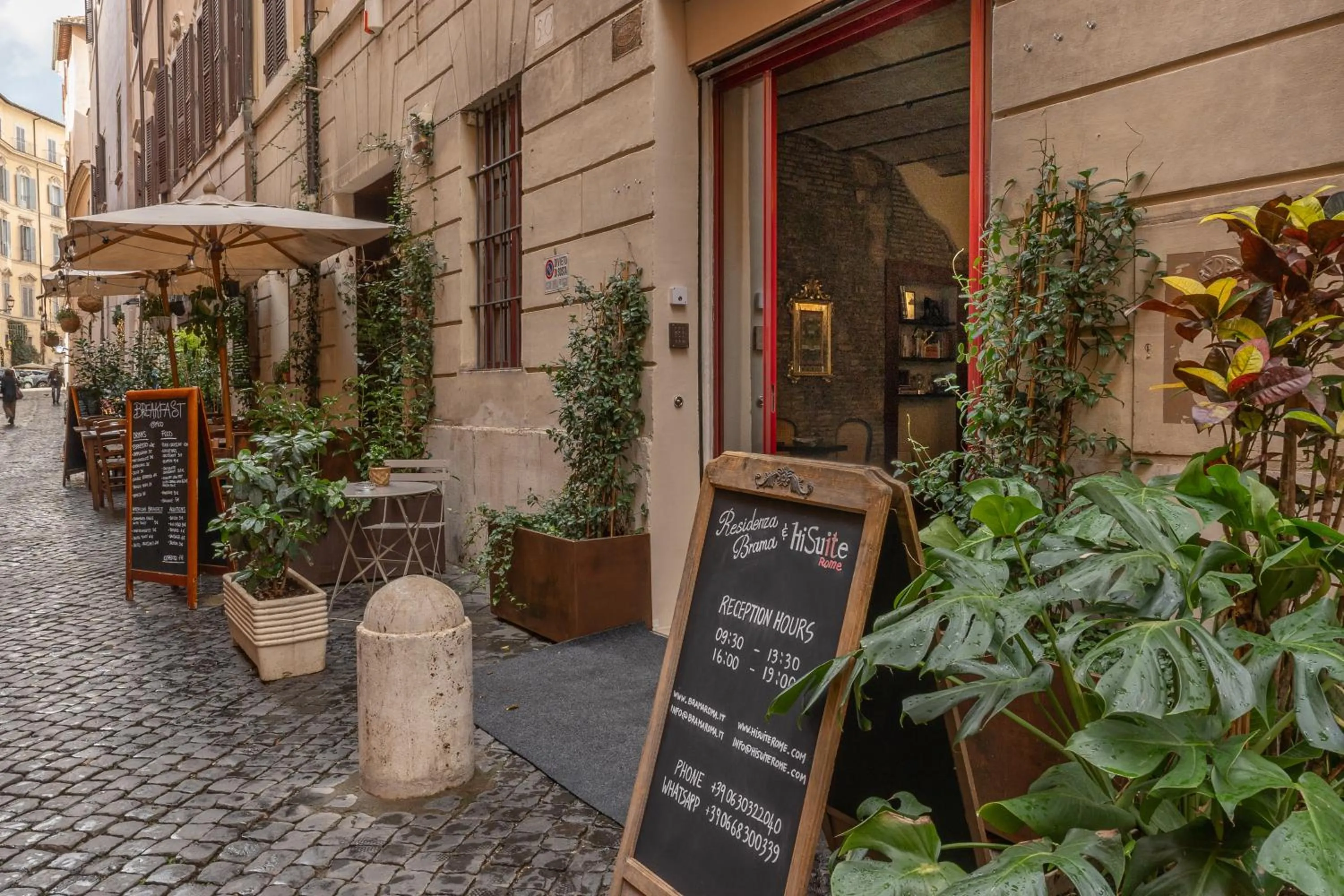 Lobby or reception in HiSuiteROME - ApartHotel
