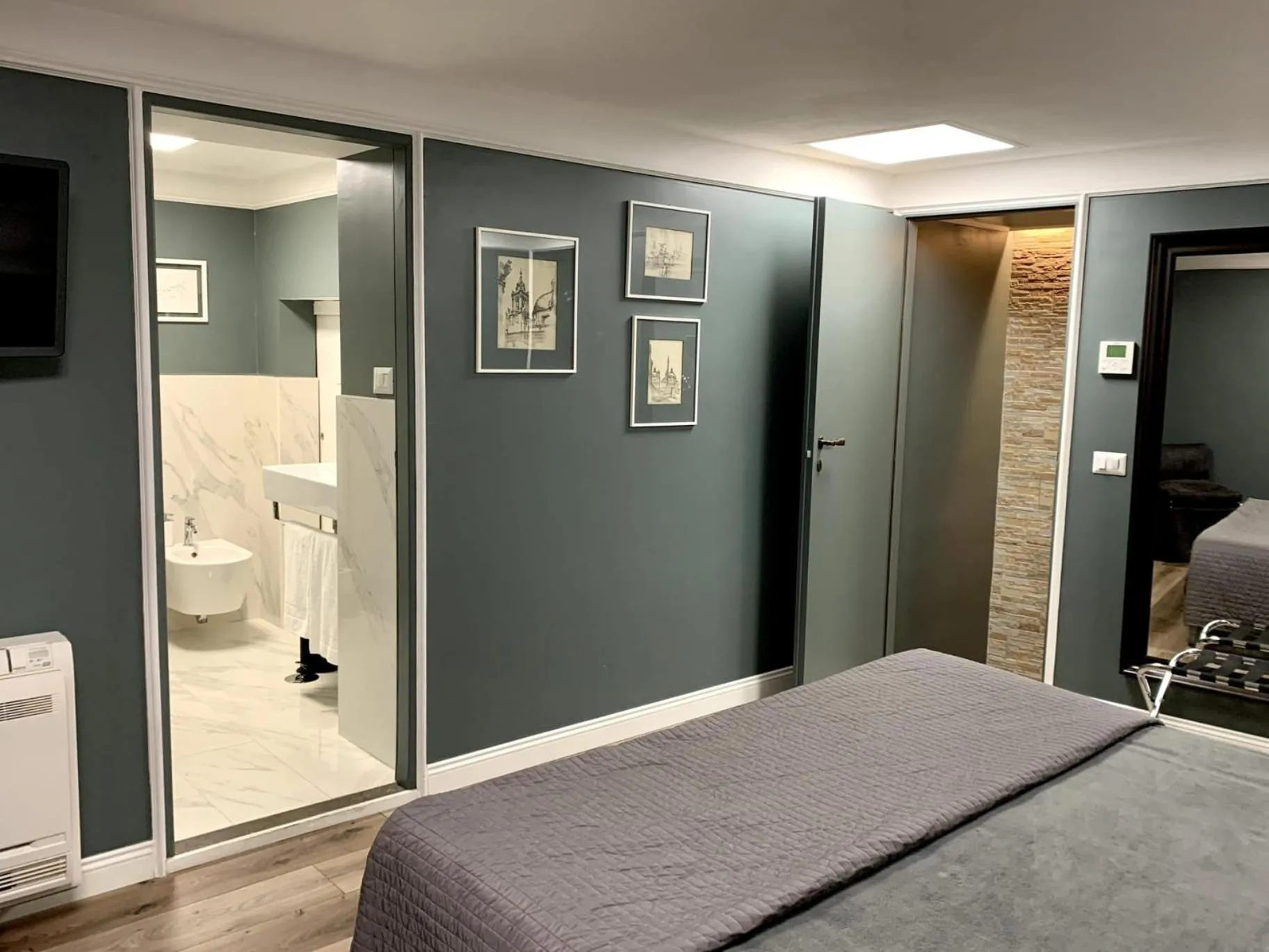 Bathroom, Bed in HiSuiteROME - ApartHotel