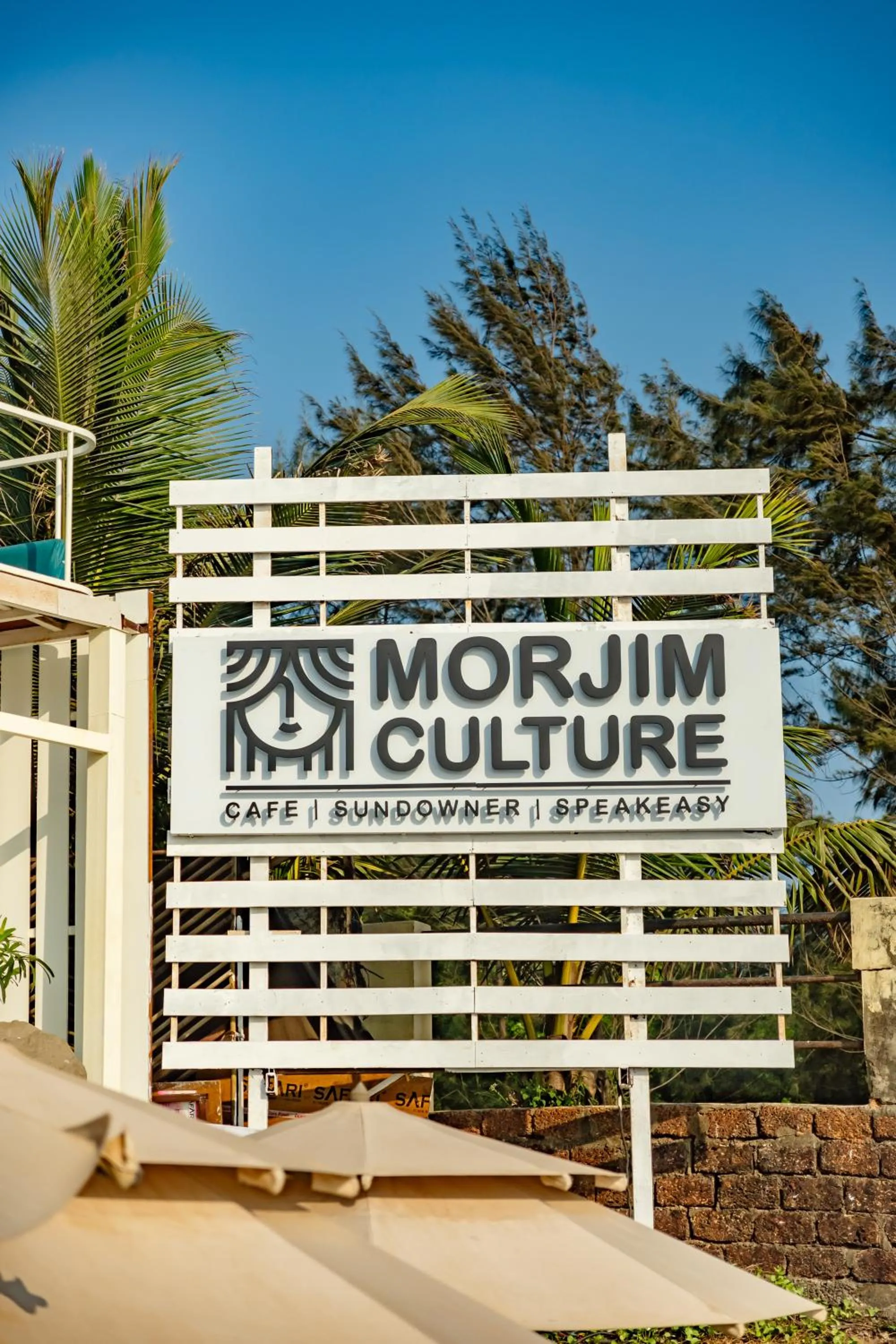 Restaurant/places to eat in Living Room Beach Resort