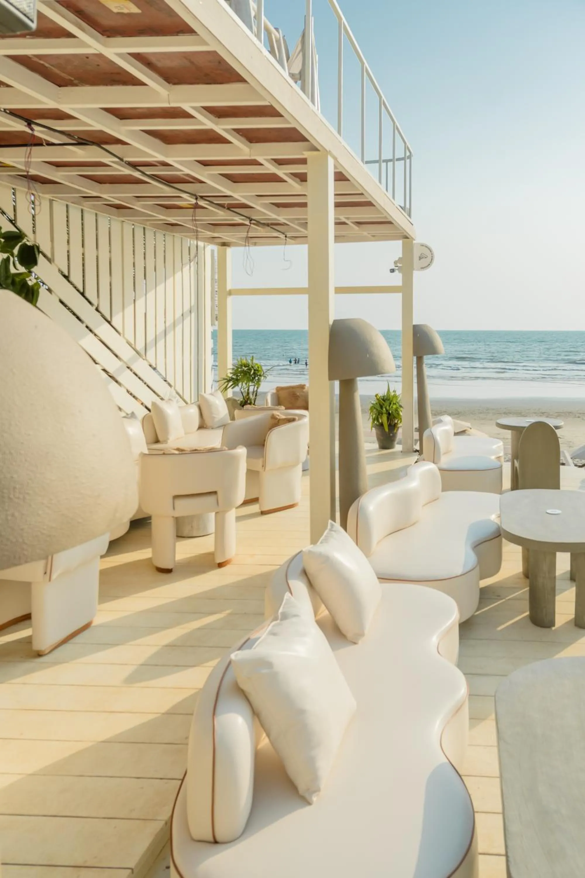 Restaurant/places to eat in Living Room Beach Resort