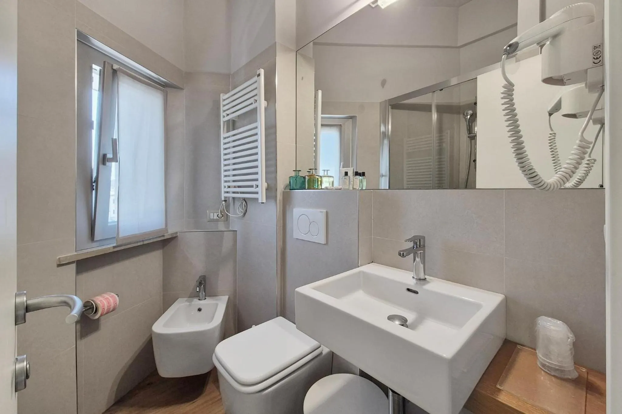 Toilet in Hotel De La Ville depandance di Hotel Augustus