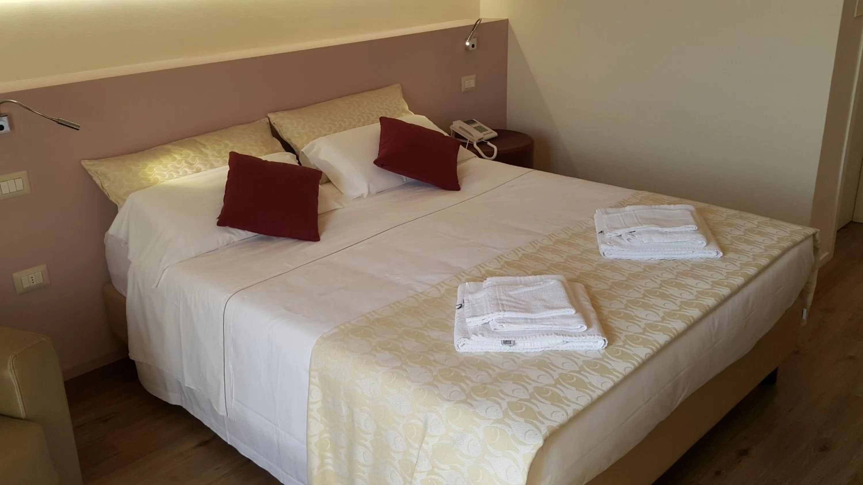 Bed in Hotel De La Ville depandance di Hotel Augustus