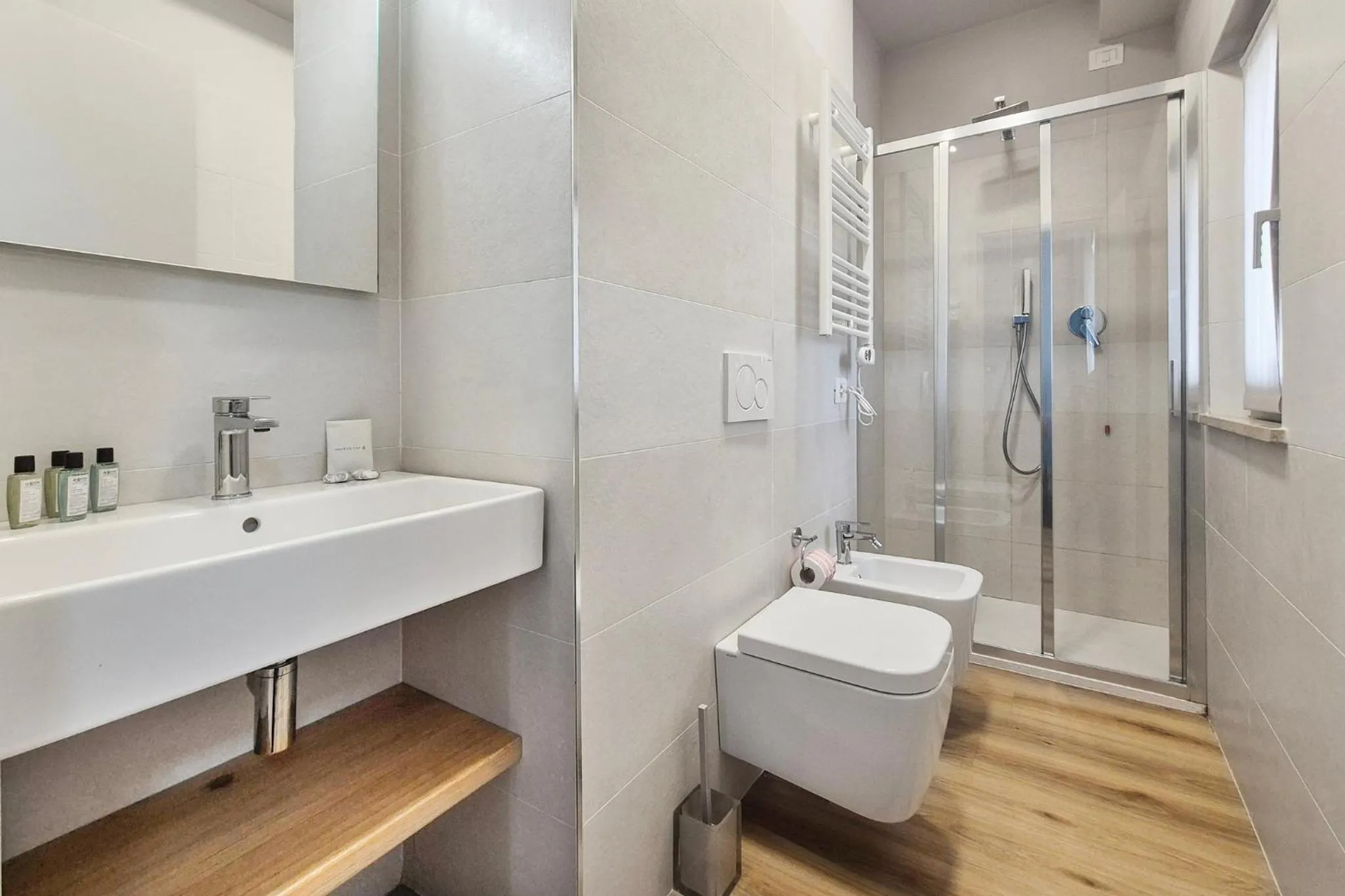 Shower in Hotel De La Ville depandance di Hotel Augustus