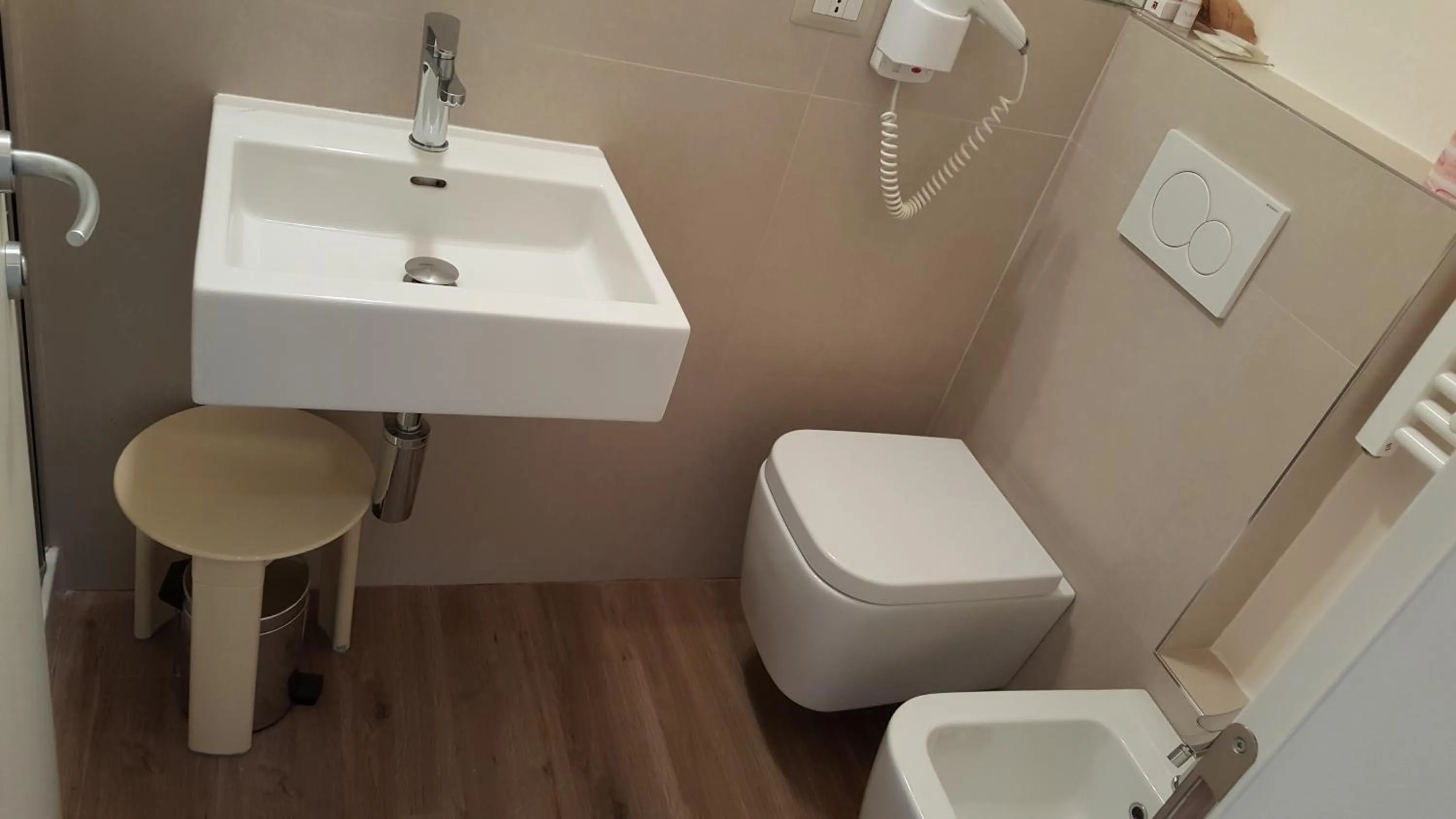 Toilet in Hotel De La Ville depandance di Hotel Augustus