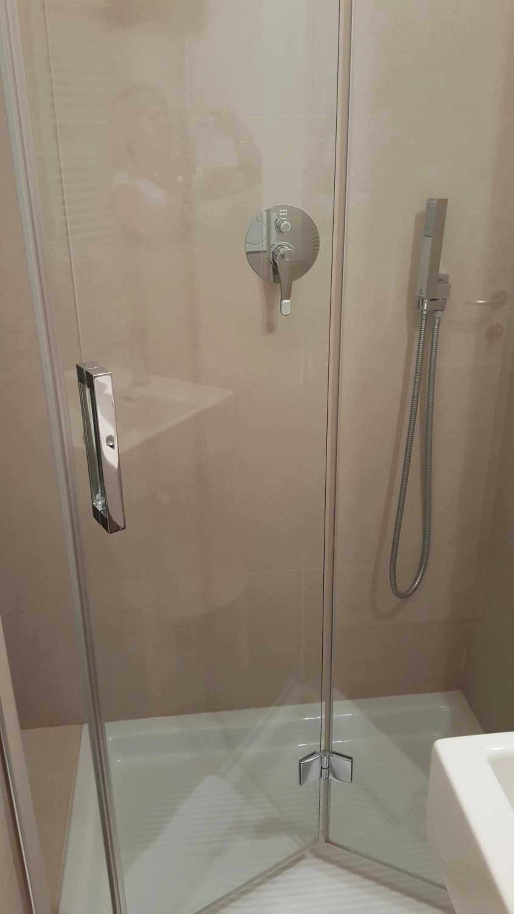 Shower in Hotel De La Ville depandance di Hotel Augustus