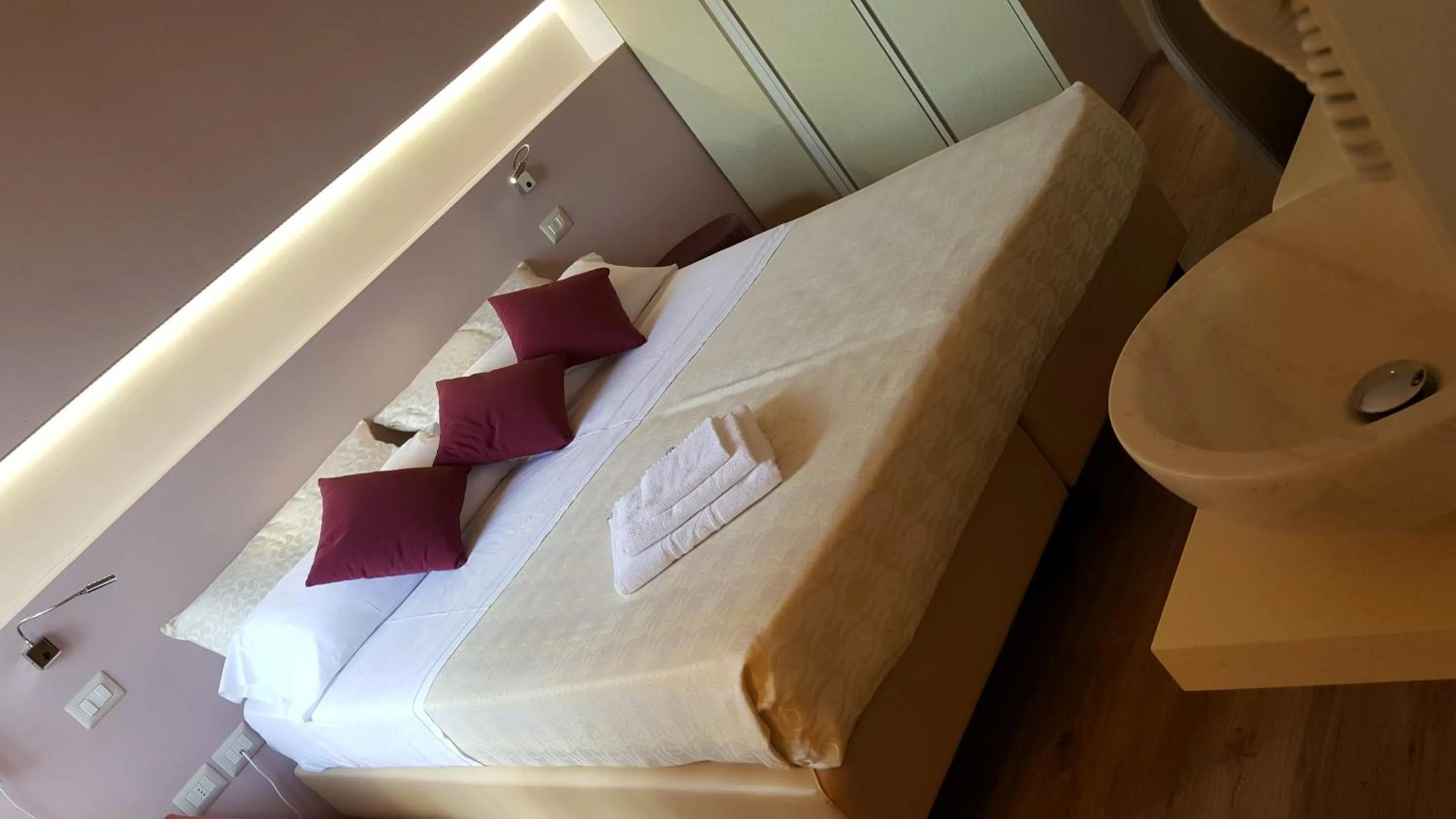 Bed in Hotel De La Ville depandance di Hotel Augustus