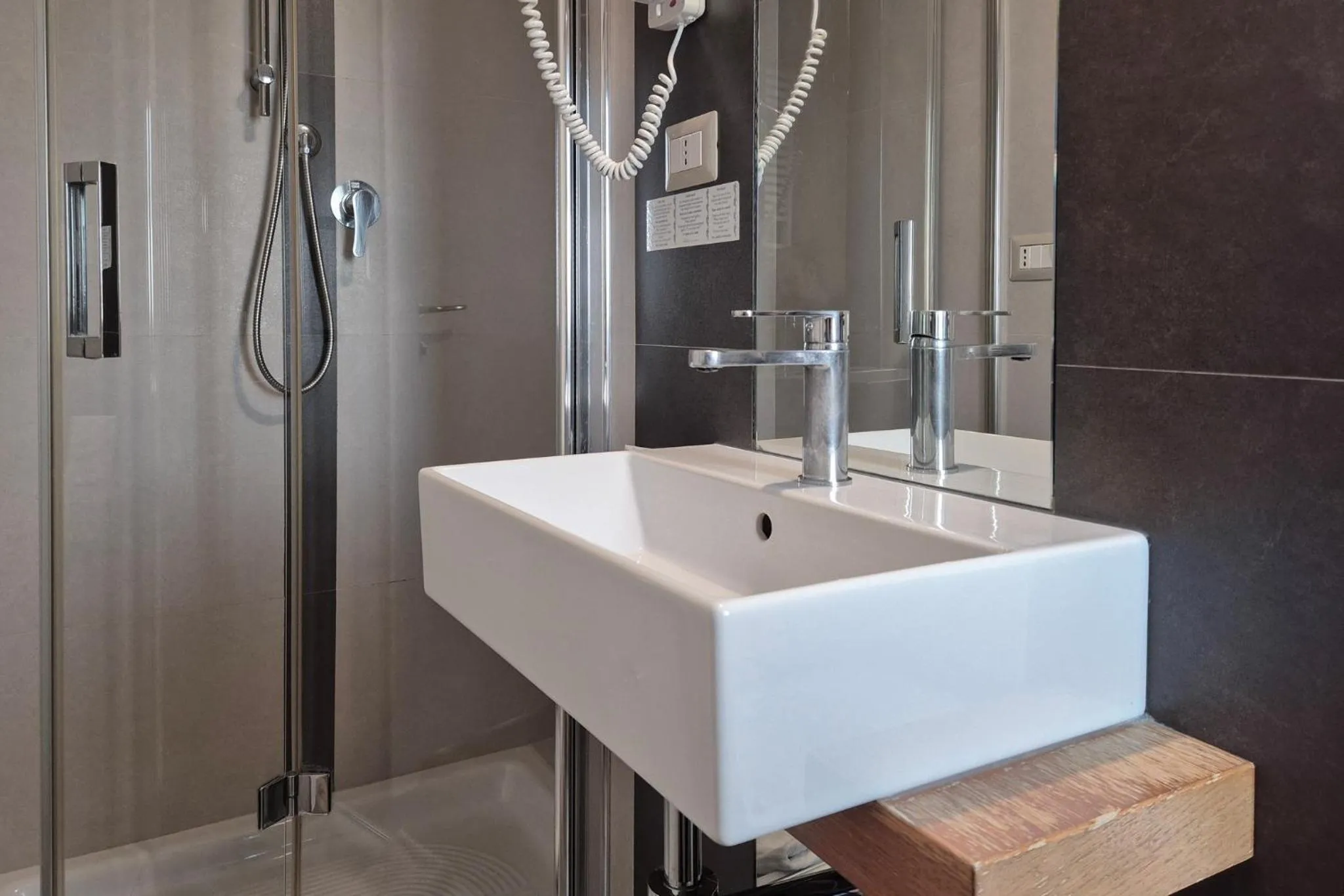 Toilet in Hotel De La Ville depandance di Hotel Augustus