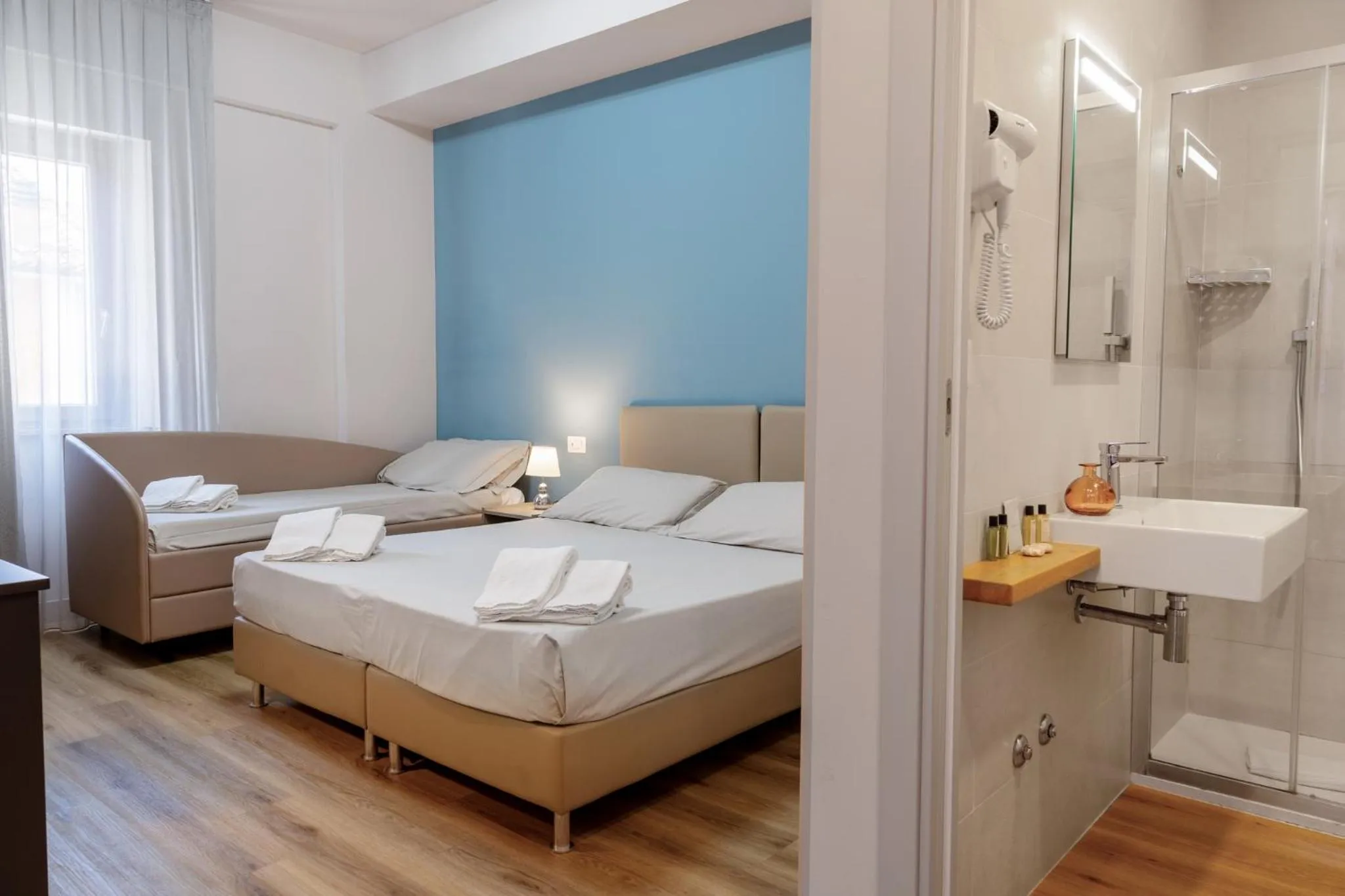 Bathroom, Bed in Hotel De La Ville depandance di Hotel Augustus