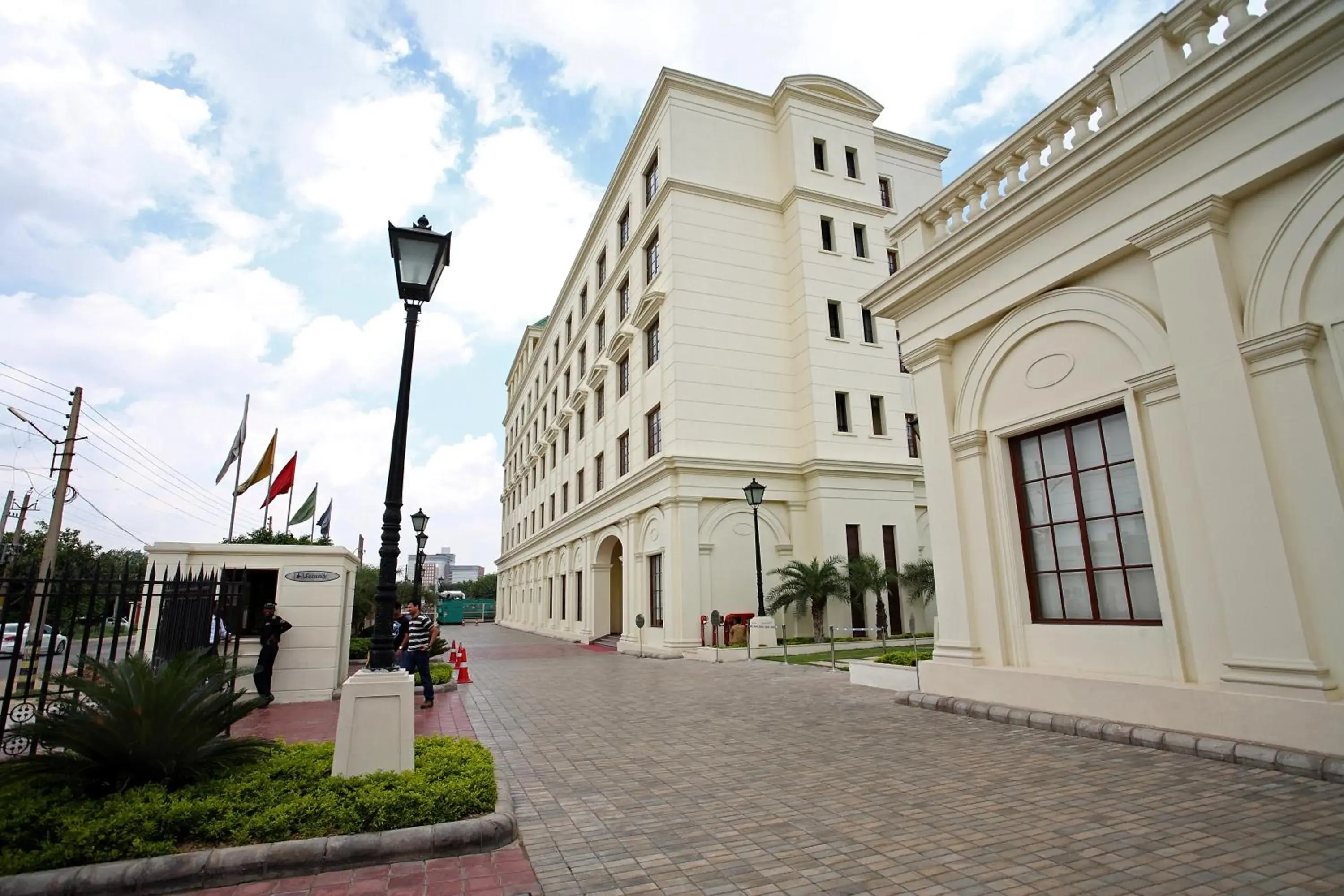 Property building in DLF Club 3 Property building in DLF Club 3