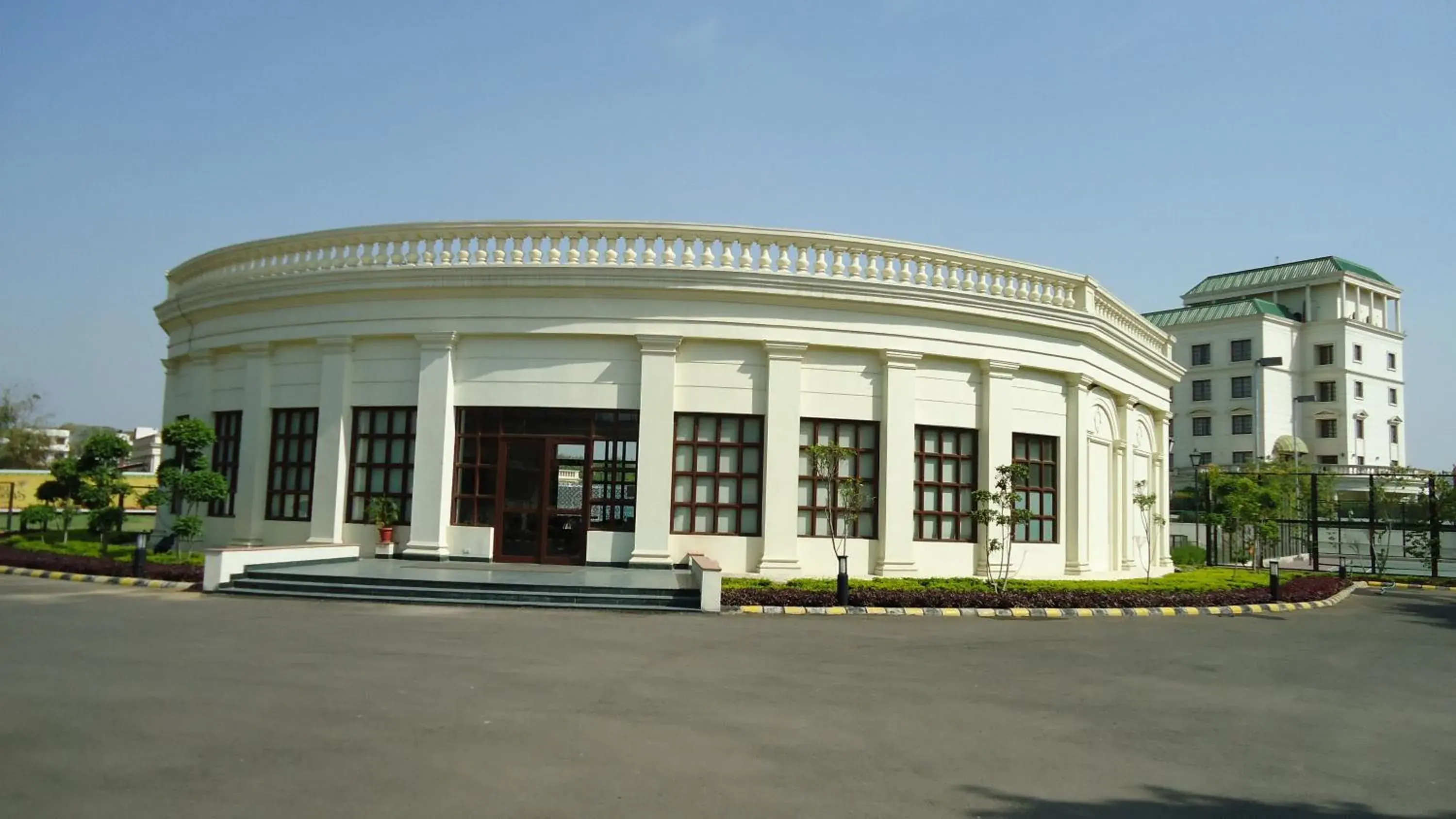 Property building in DLF Club 3 Property building in DLF Club 3