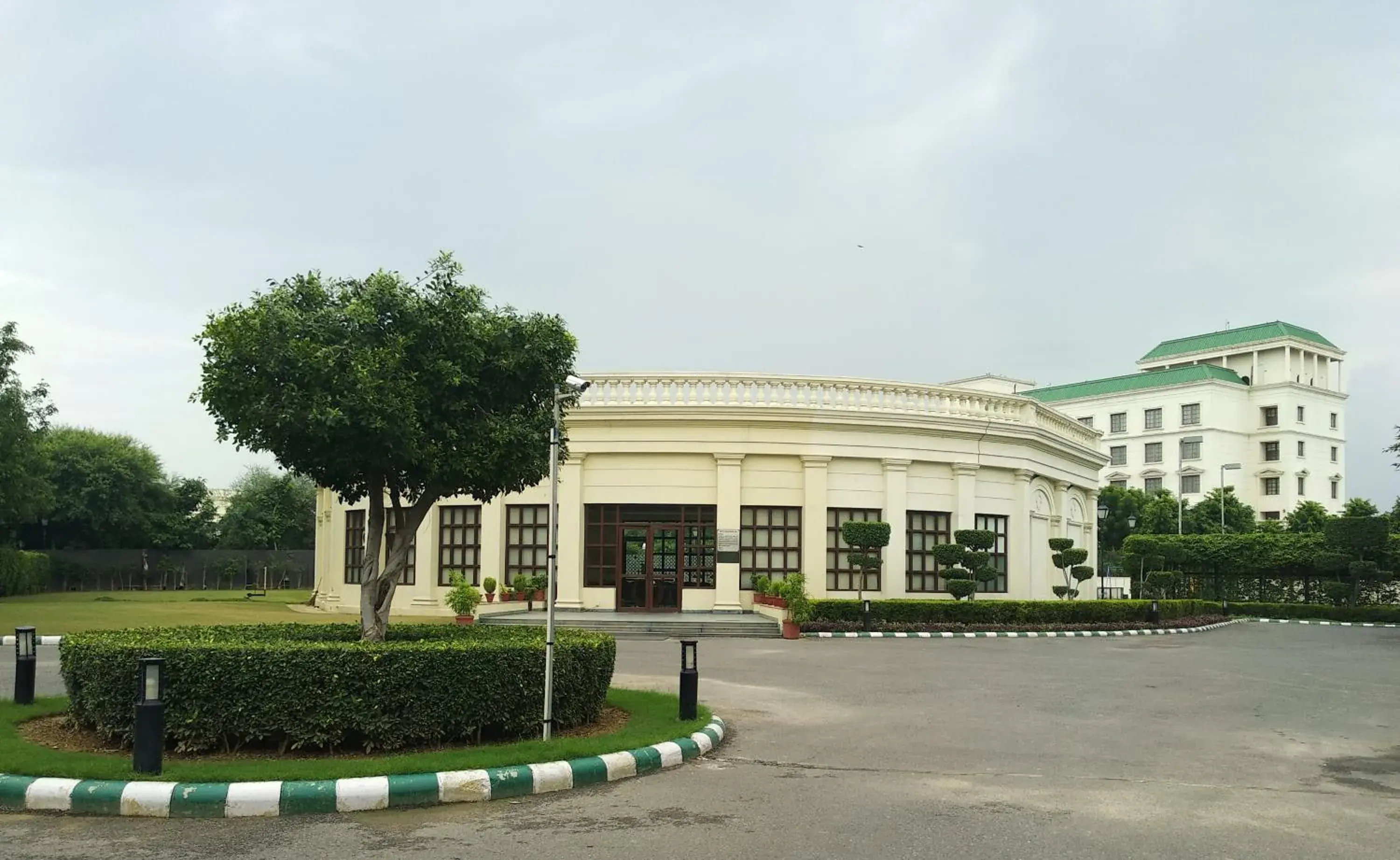 Property building in DLF Club 3 Property building in DLF Club 3