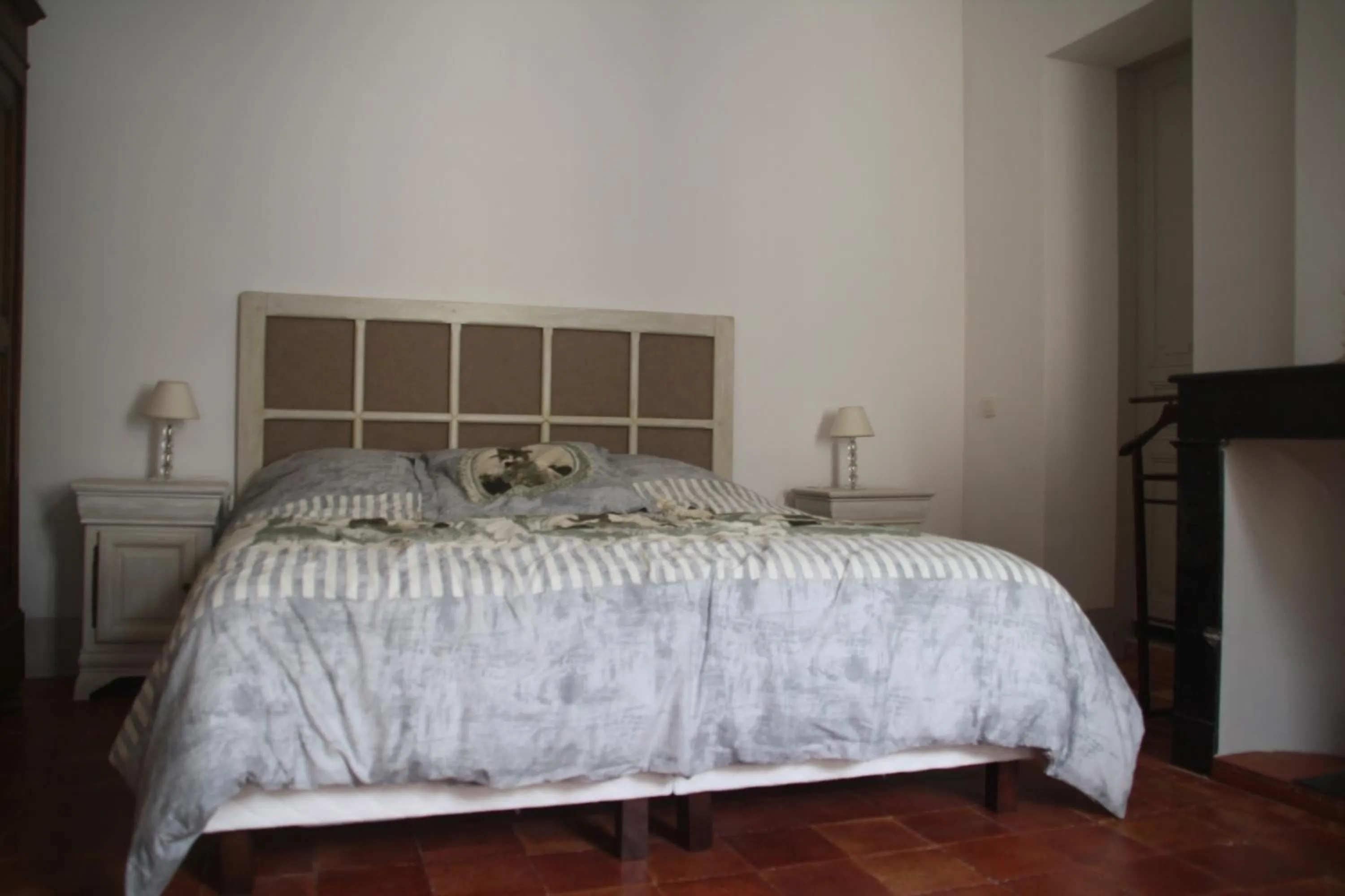 Photo of the whole room in Aux Pots Bleus