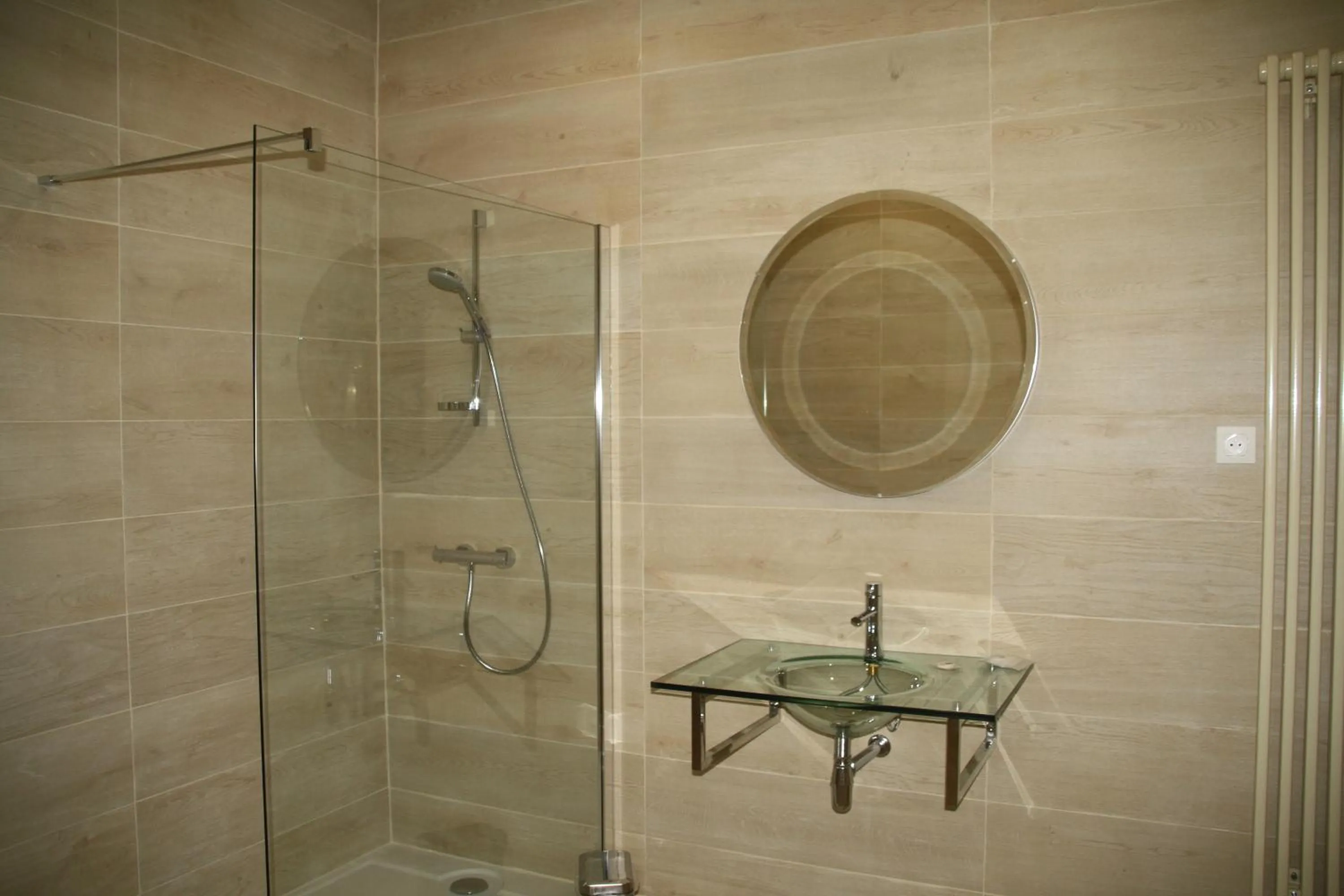 Shower in Aux Pots Bleus