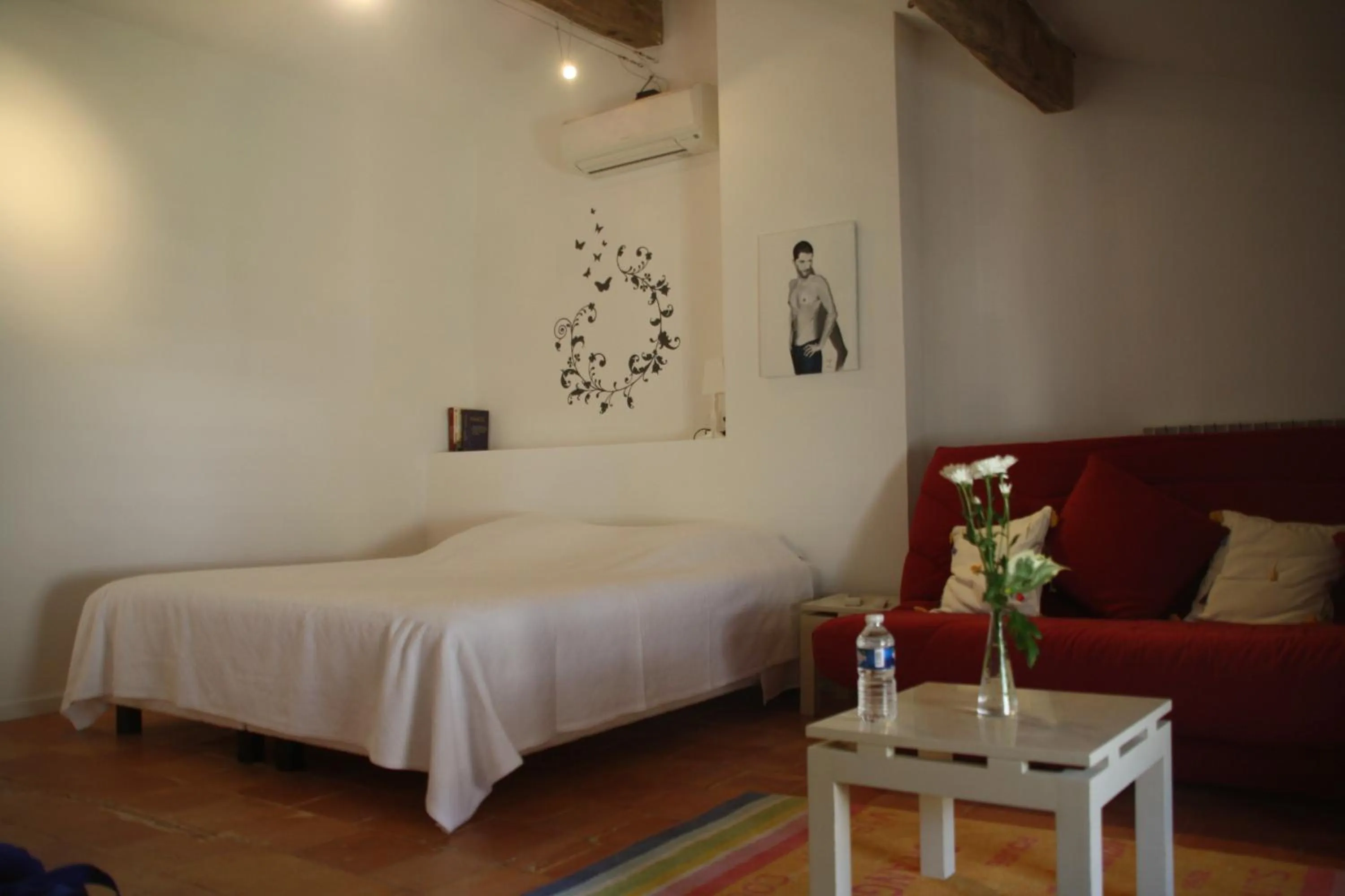 Photo of the whole room in Aux Pots Bleus