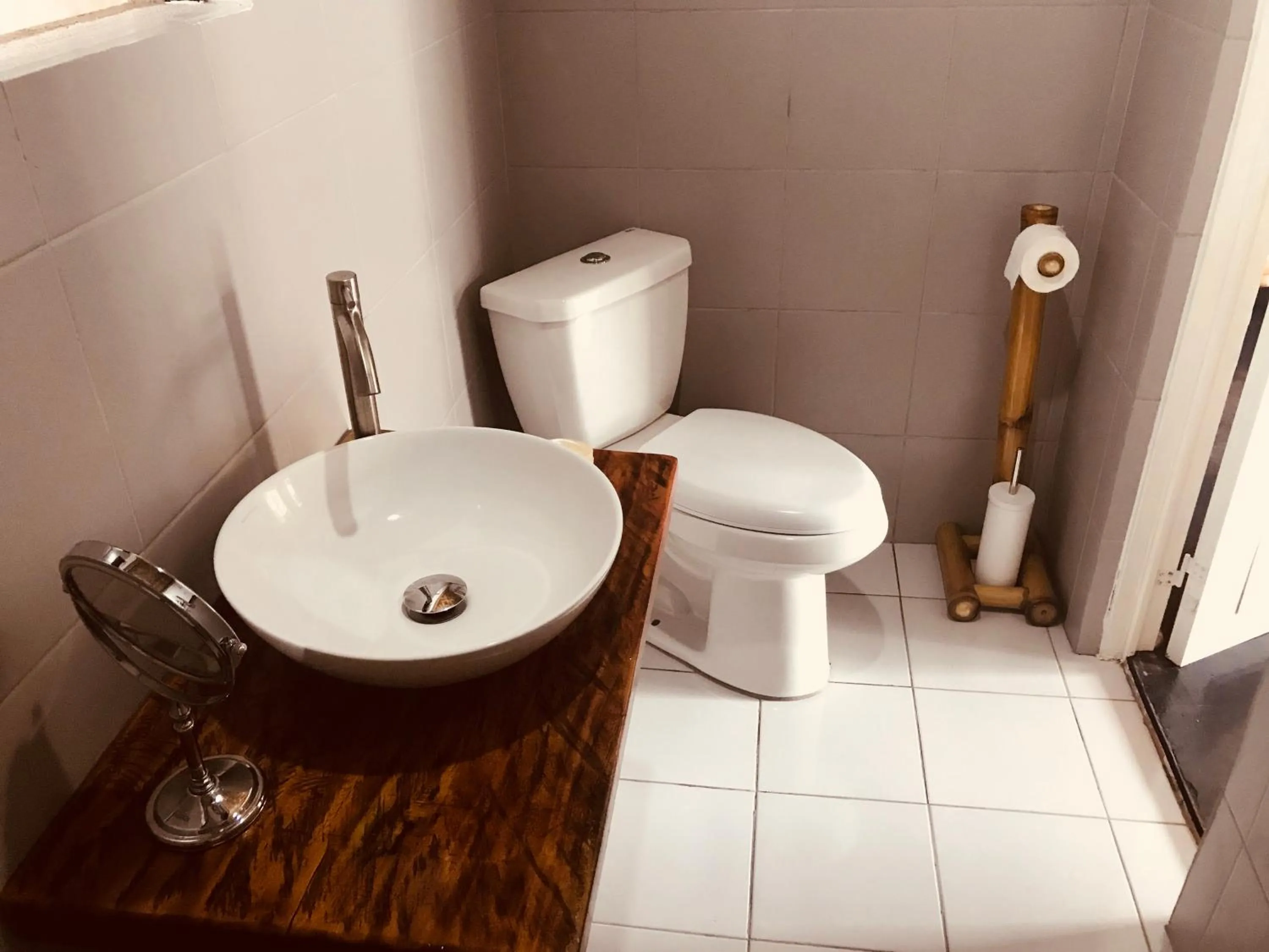 Toilet in Everyday Sunday Hotel & Cafe