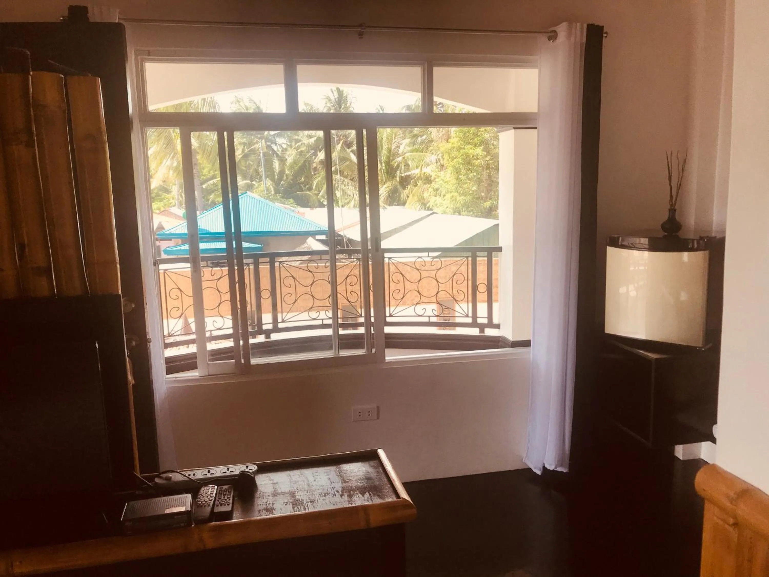 TV and multimedia in Everyday Sunday Hotel & Cafe