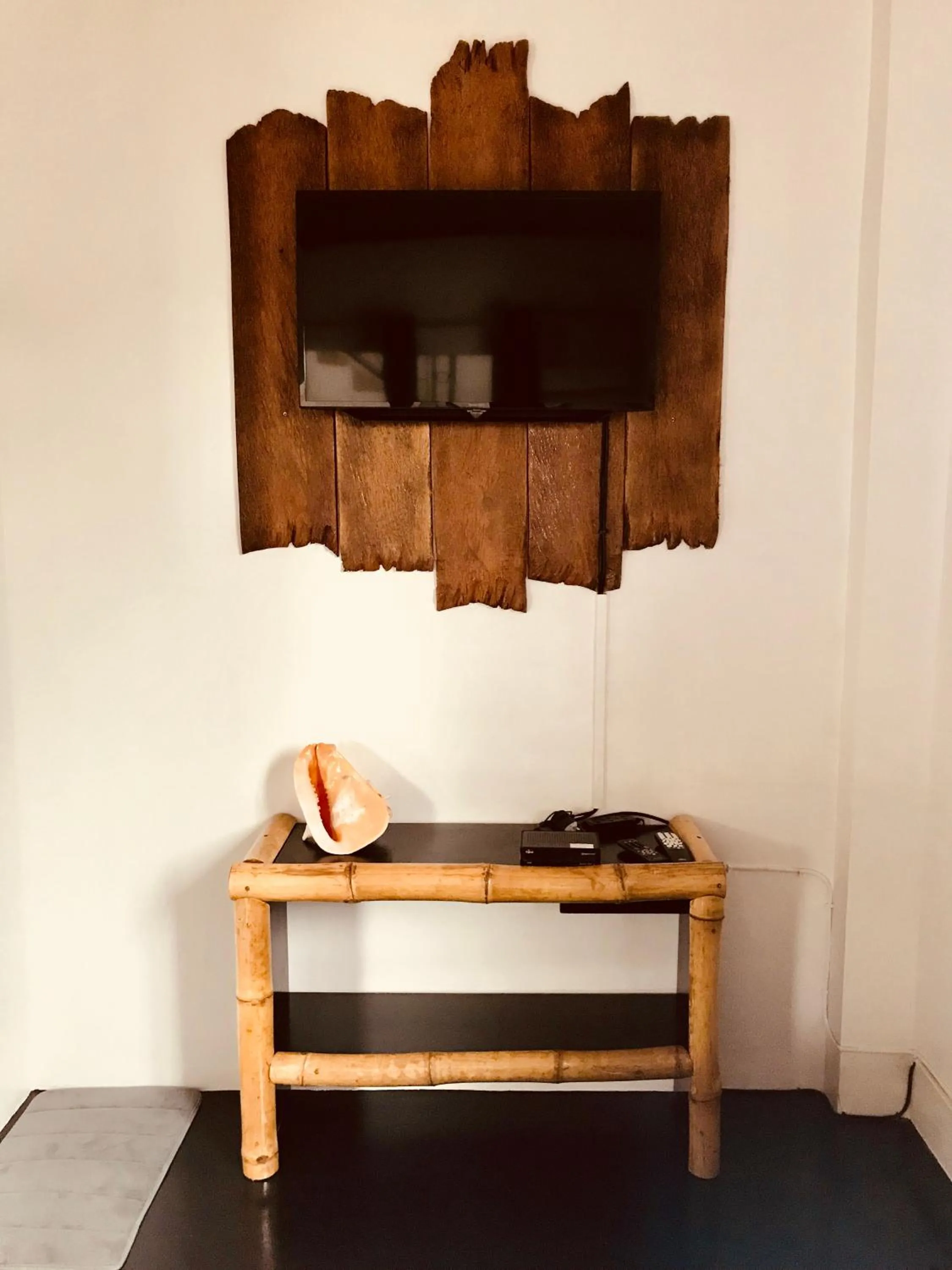 TV and multimedia in Everyday Sunday Hotel & Cafe