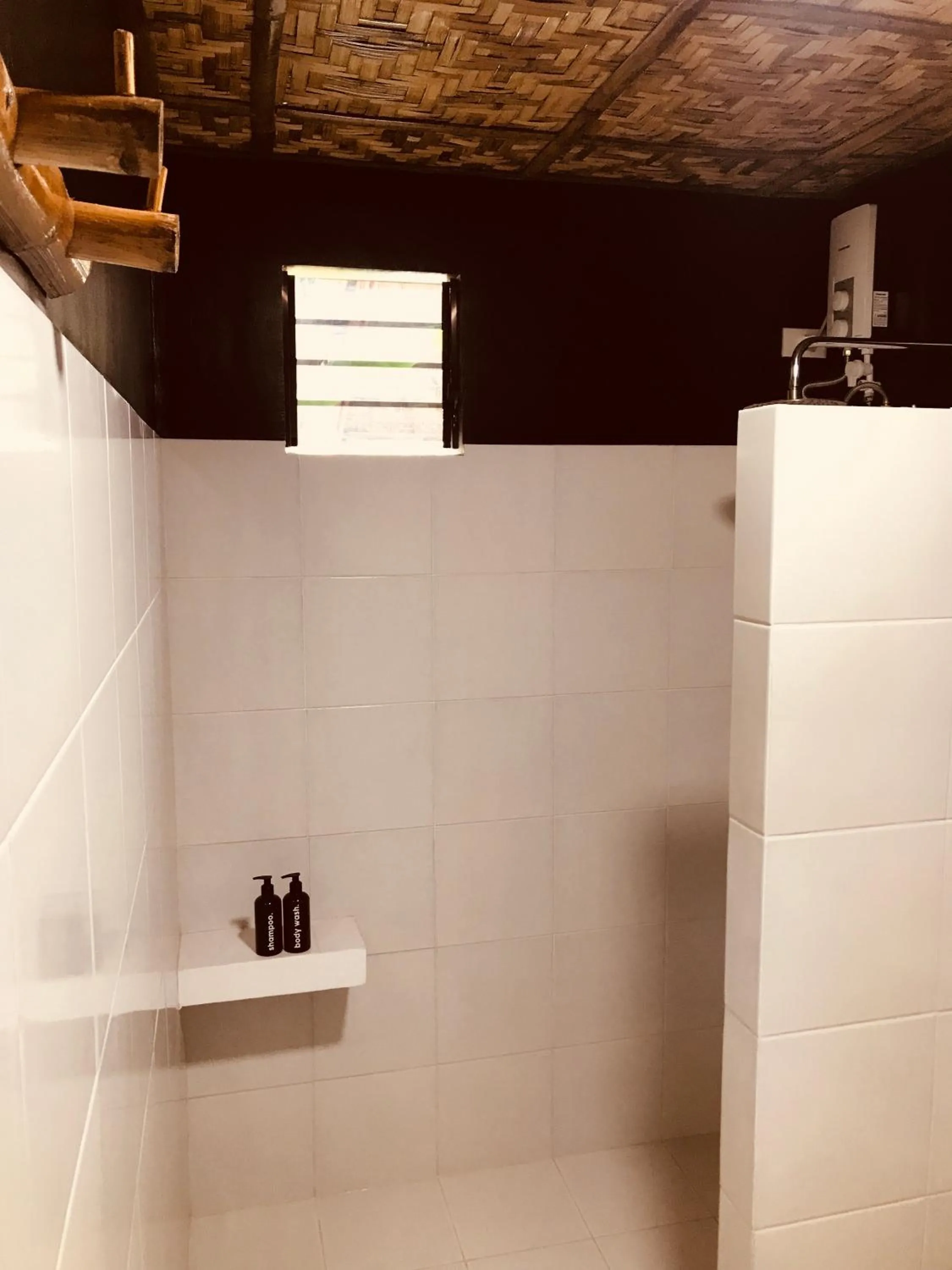 Shower in Everyday Sunday Hotel & Cafe