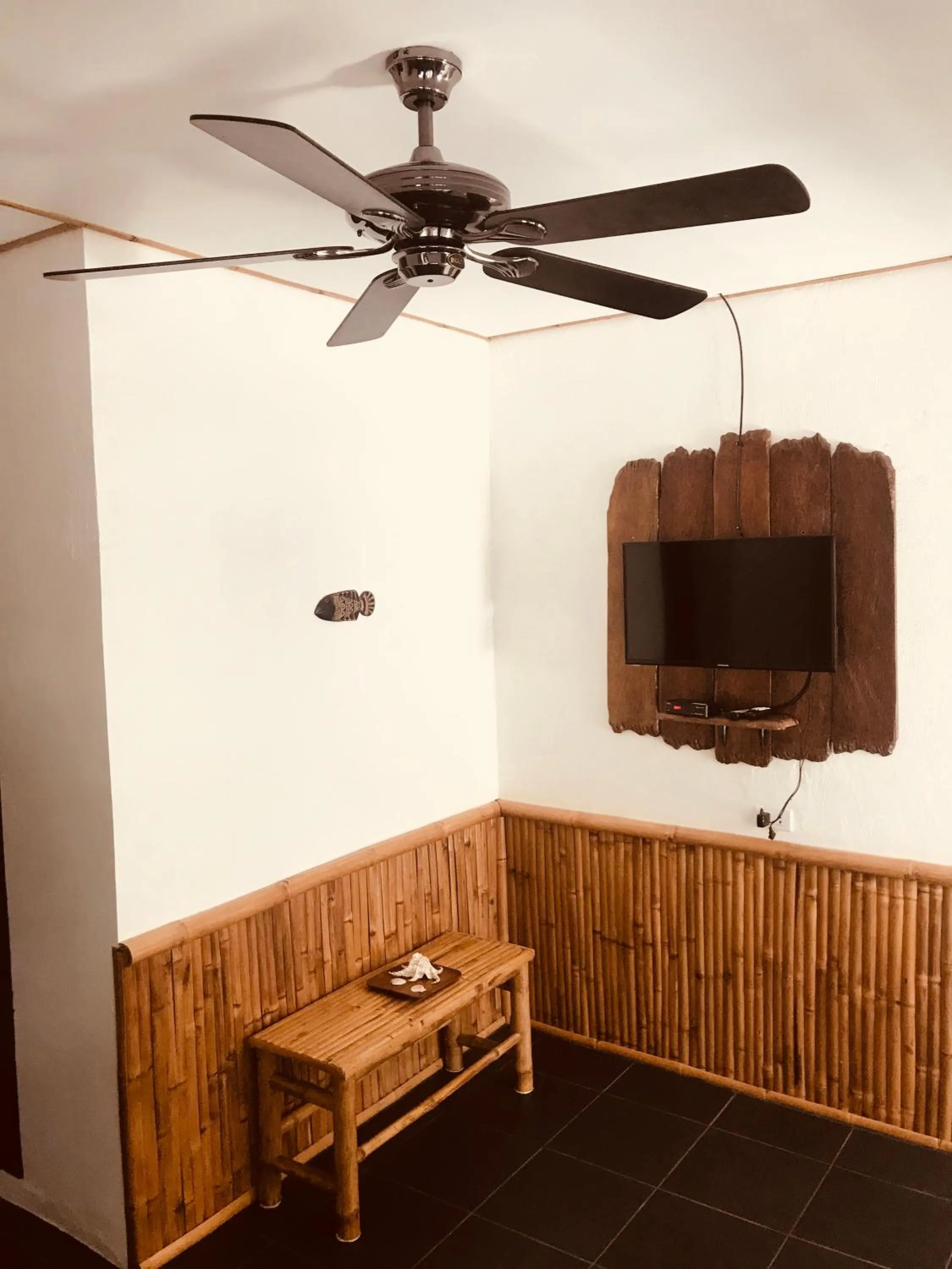 TV and multimedia in Everyday Sunday Hotel & Cafe