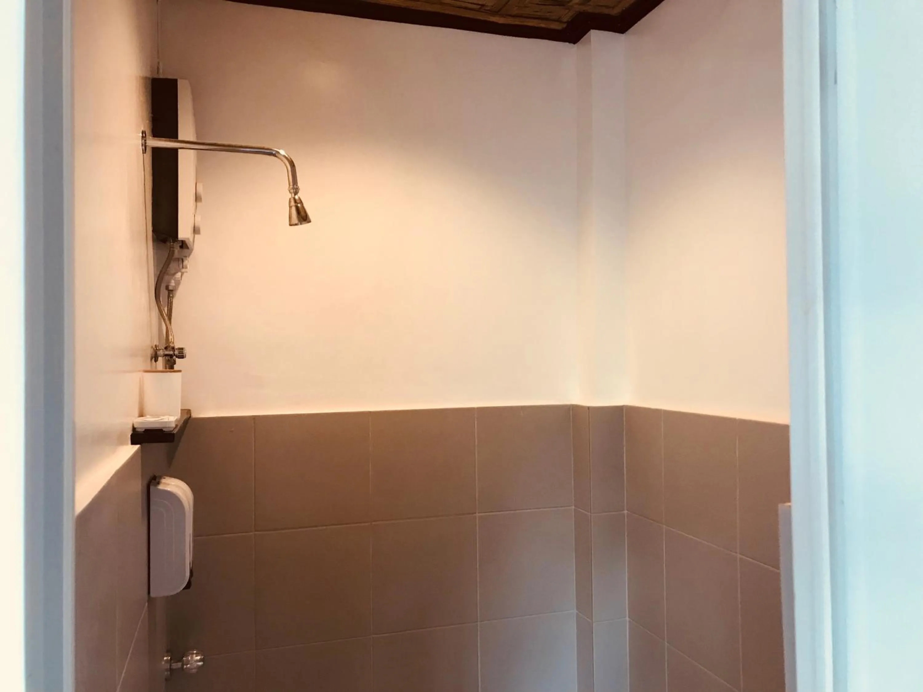 Shower in Everyday Sunday Hotel & Cafe