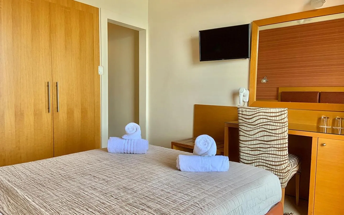 Bed in Hotel Flisvos