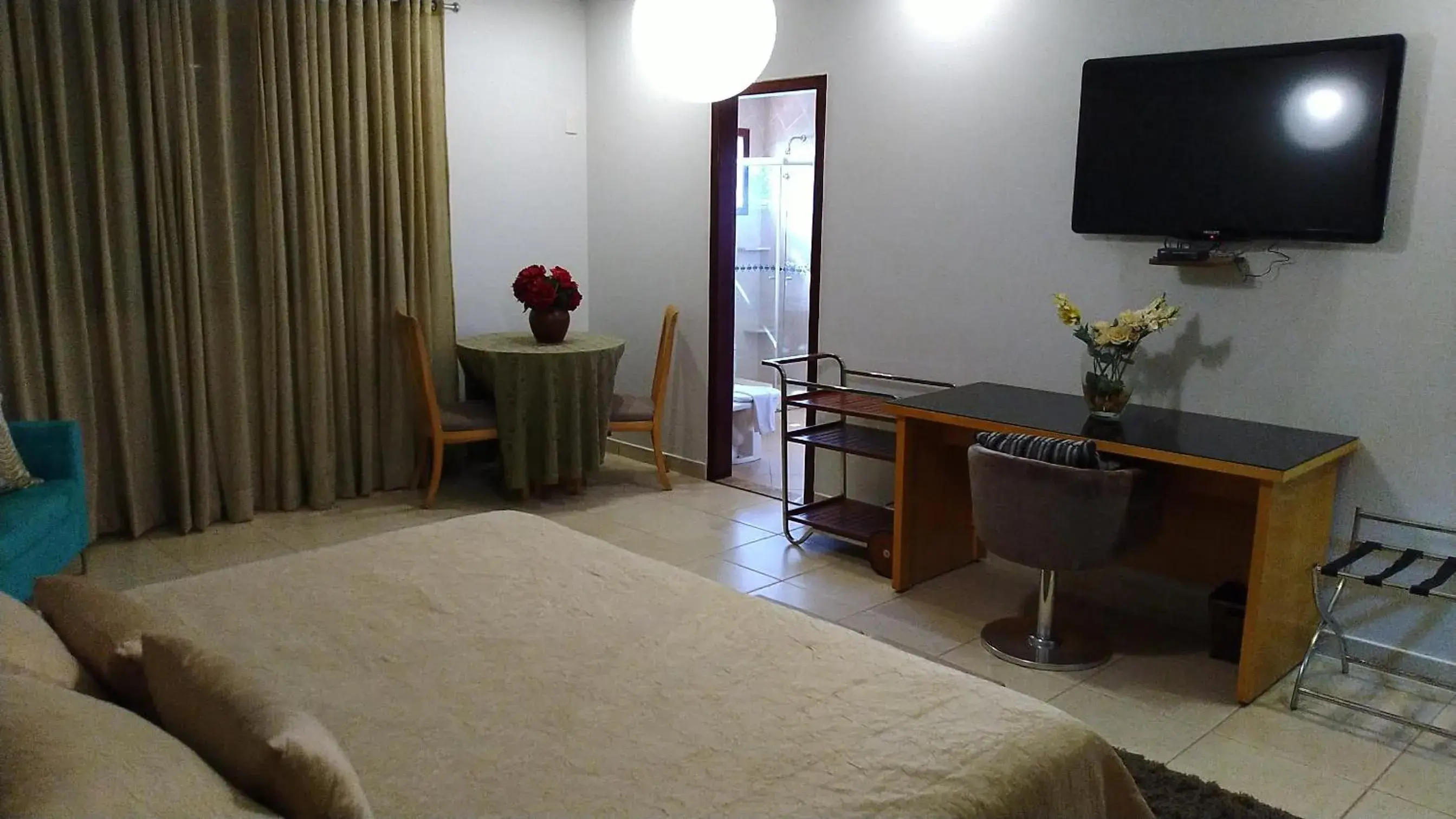 TV and multimedia, Bed in Hotel das Palmeiras TV and multimedia, Bed in Hotel das Palmeiras