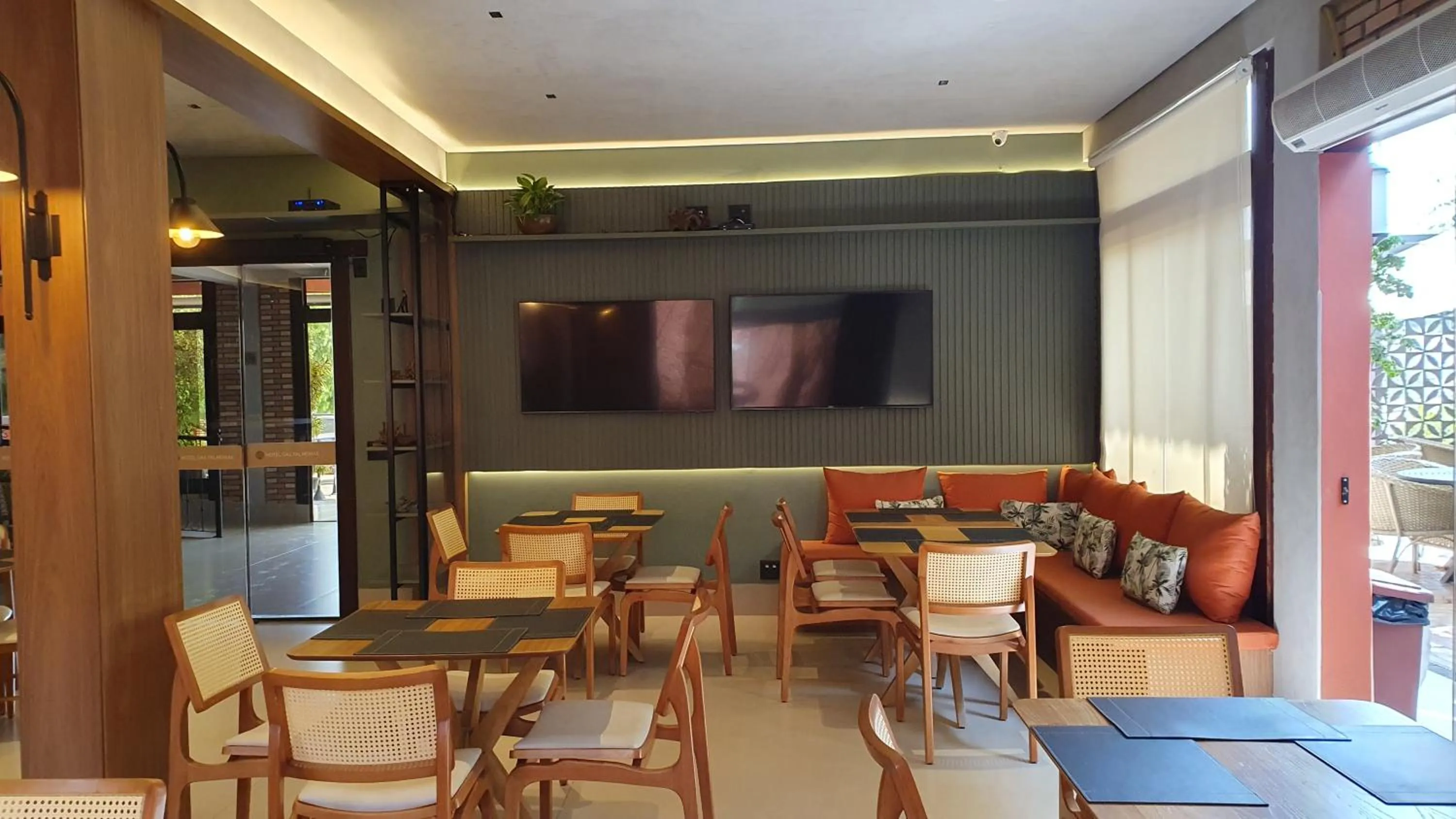 Restaurant/places to eat in Hotel das Palmeiras