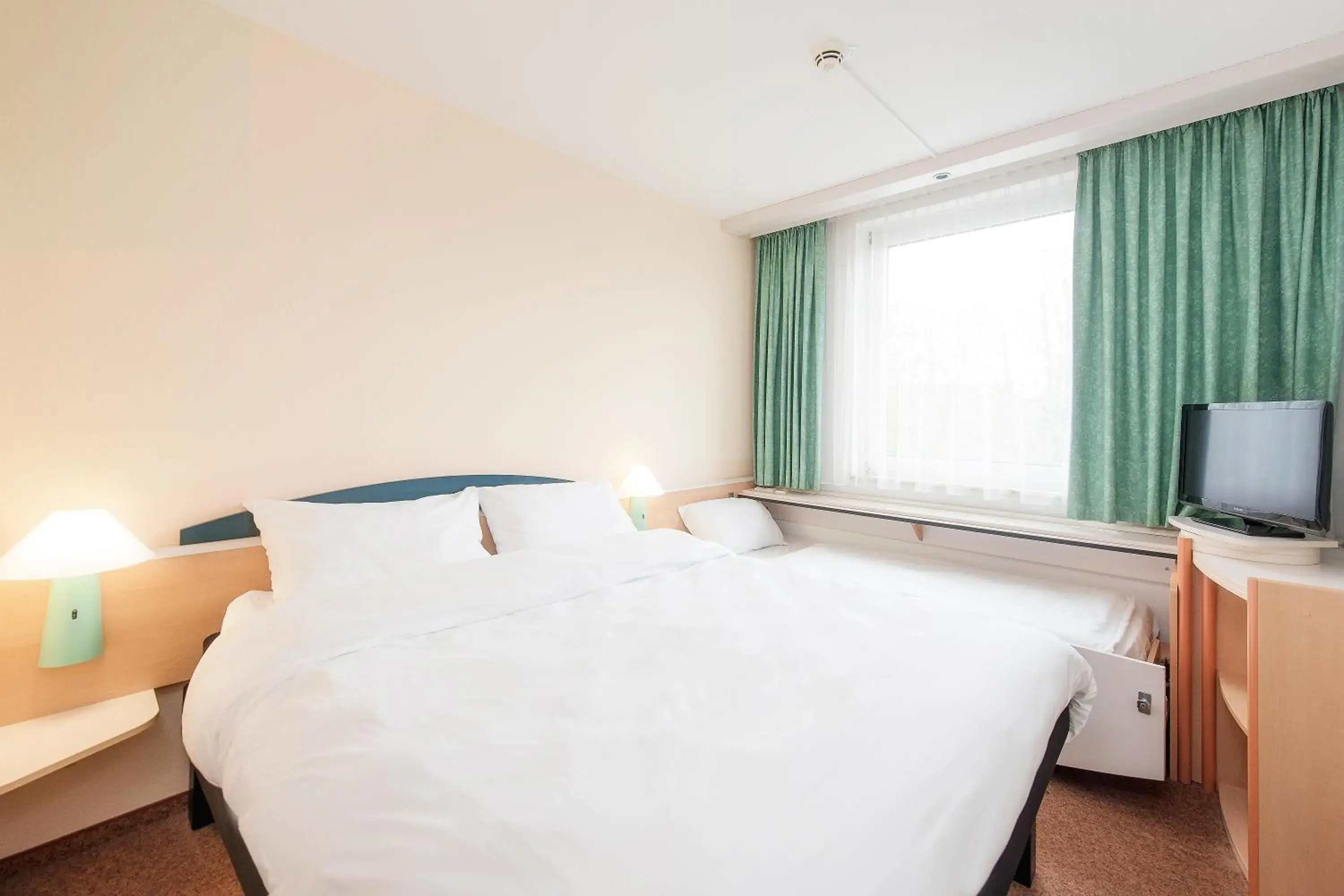 Photo of the whole room, Bed in ibis Paderborn City Photo of the whole room, Bed in ibis Paderborn City
