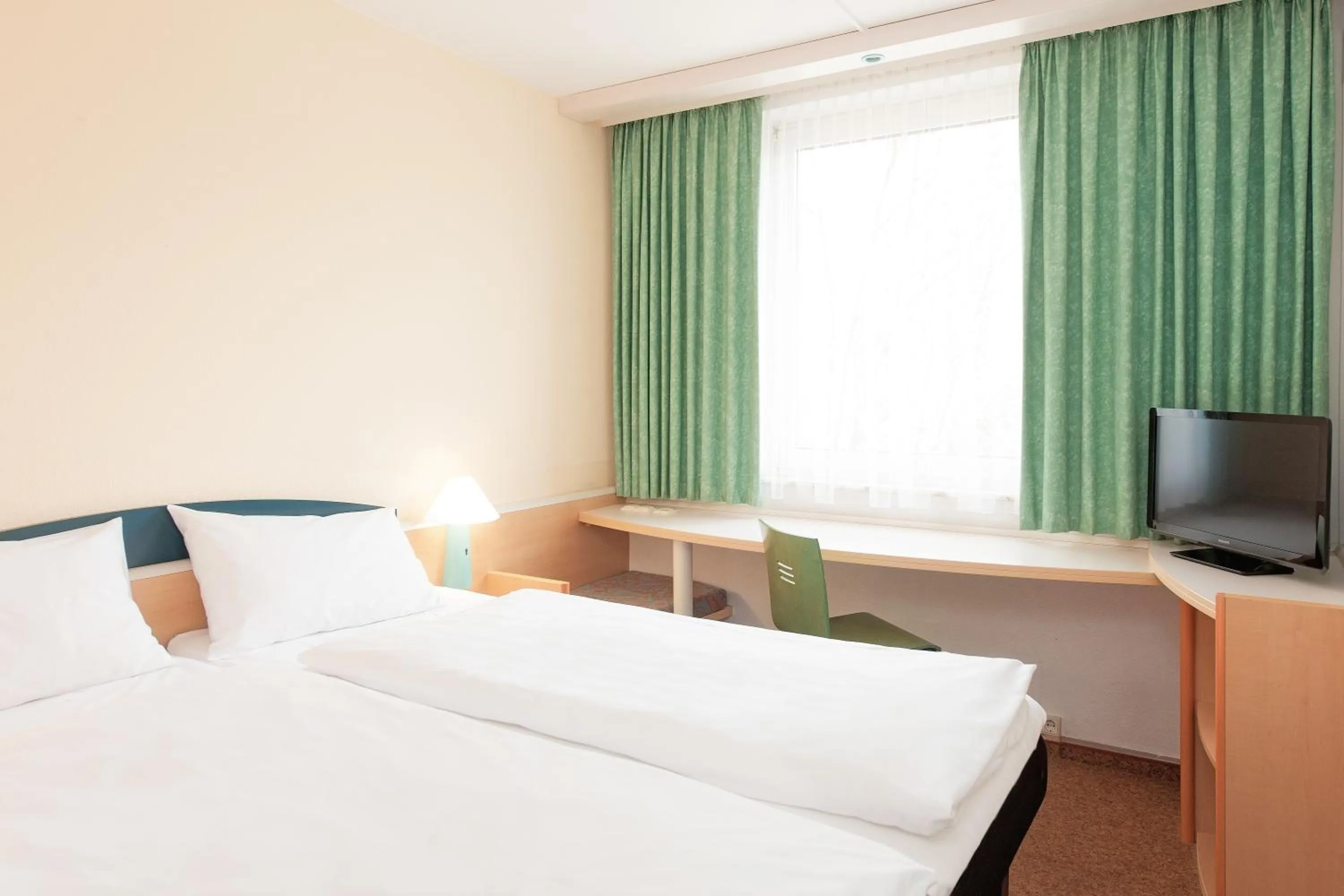 Photo of the whole room, Bed in ibis Paderborn City