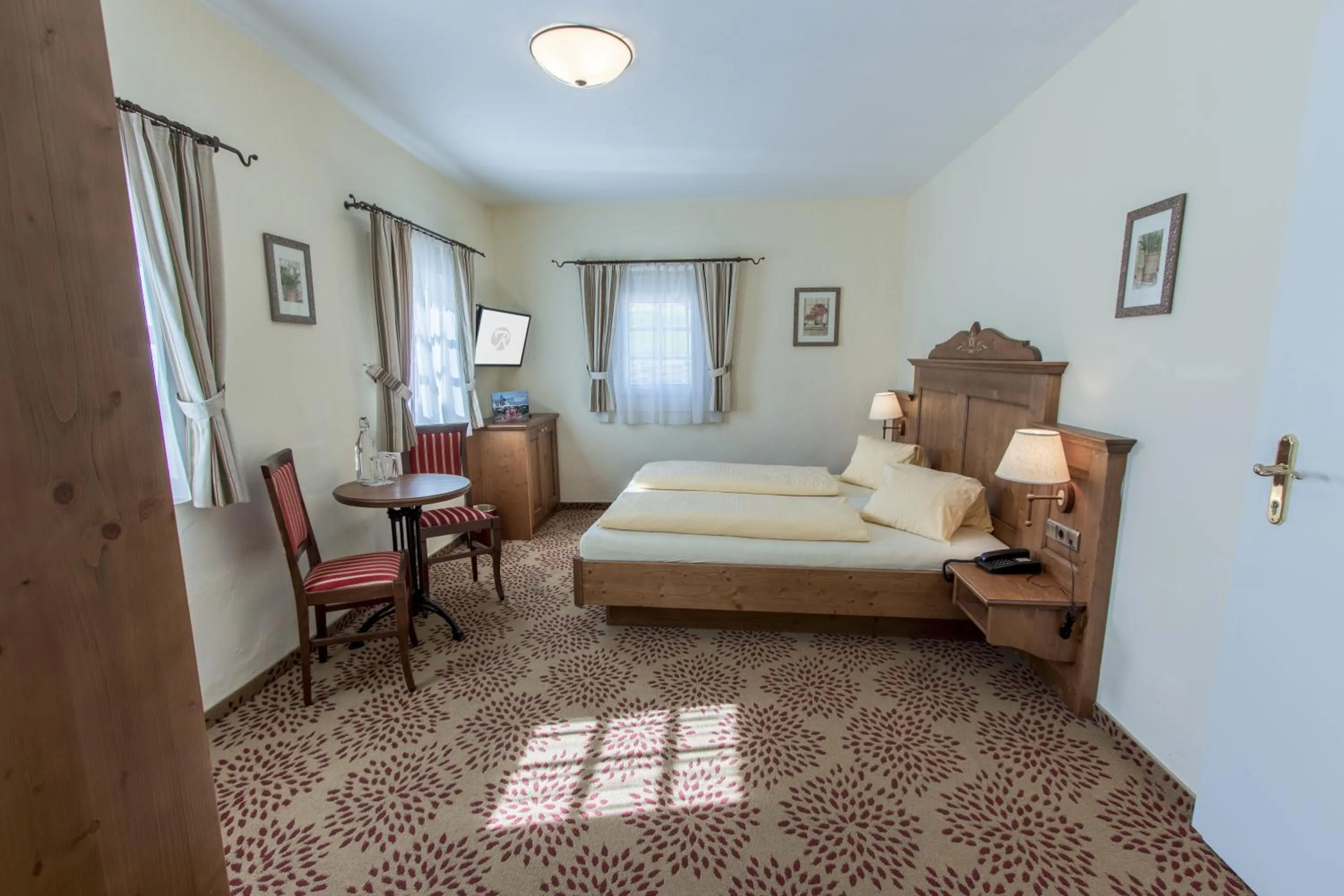 Photo of the whole room, Bed in Resl Resort