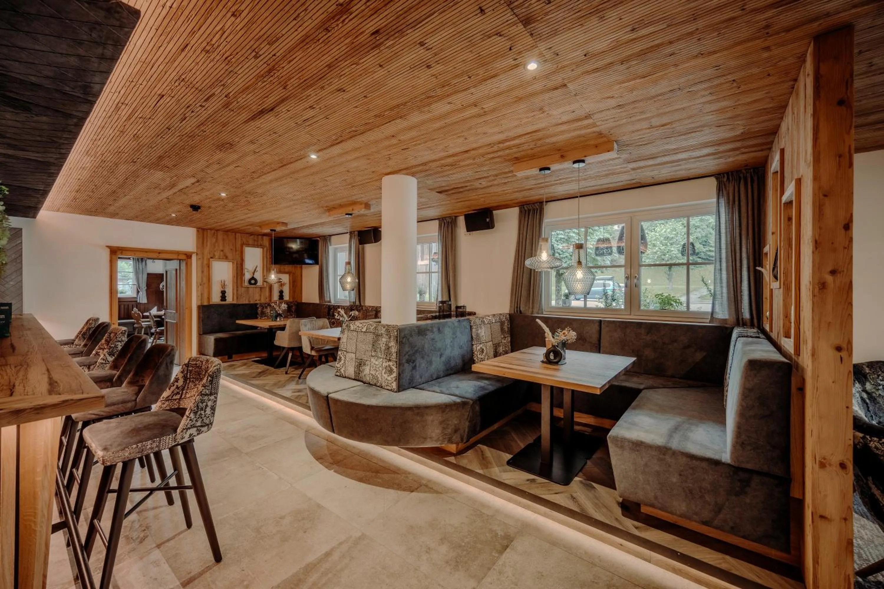 Restaurant/places to eat in Resl Resort