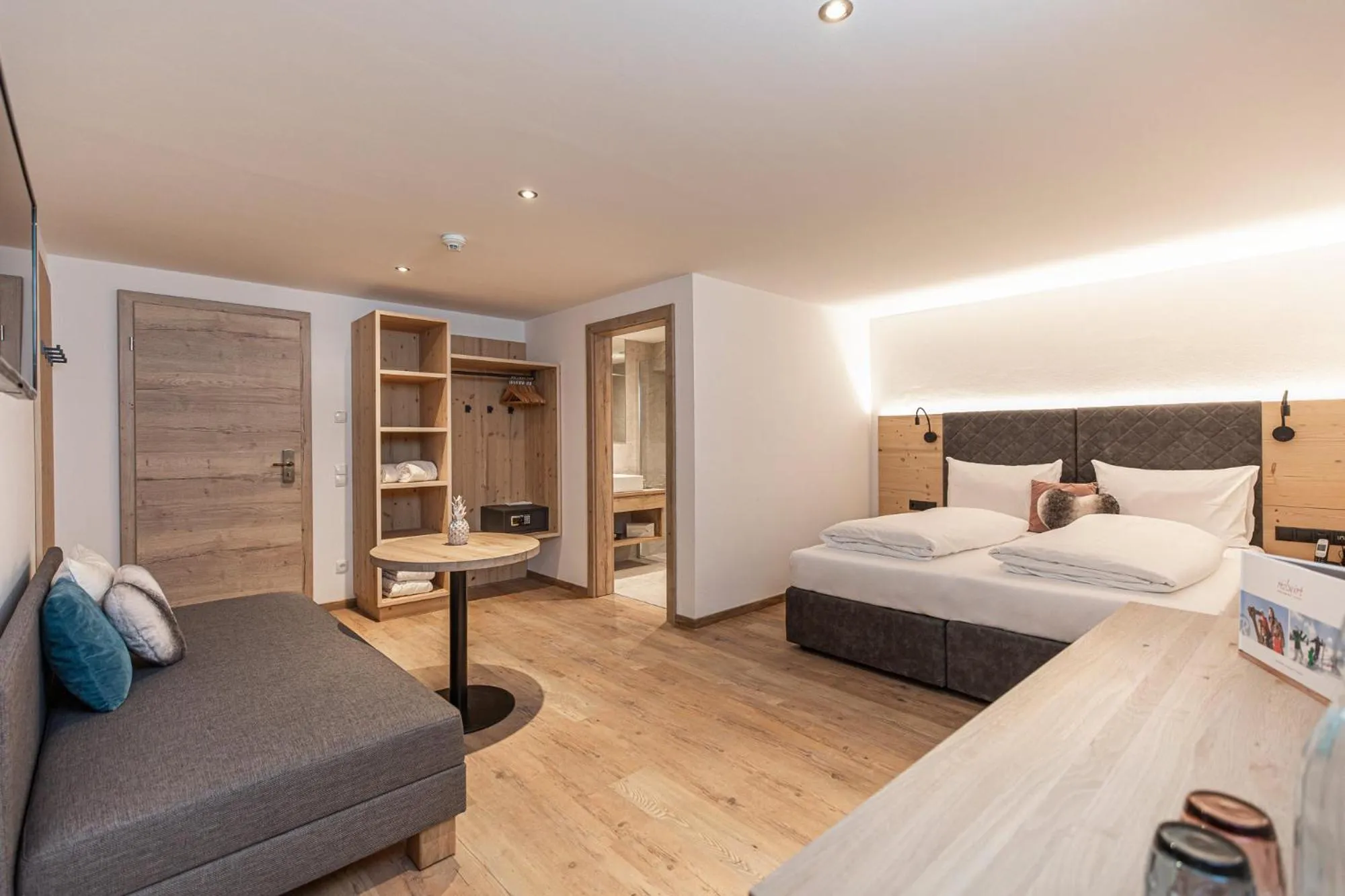 Photo of the whole room, Bed in Resl Resort