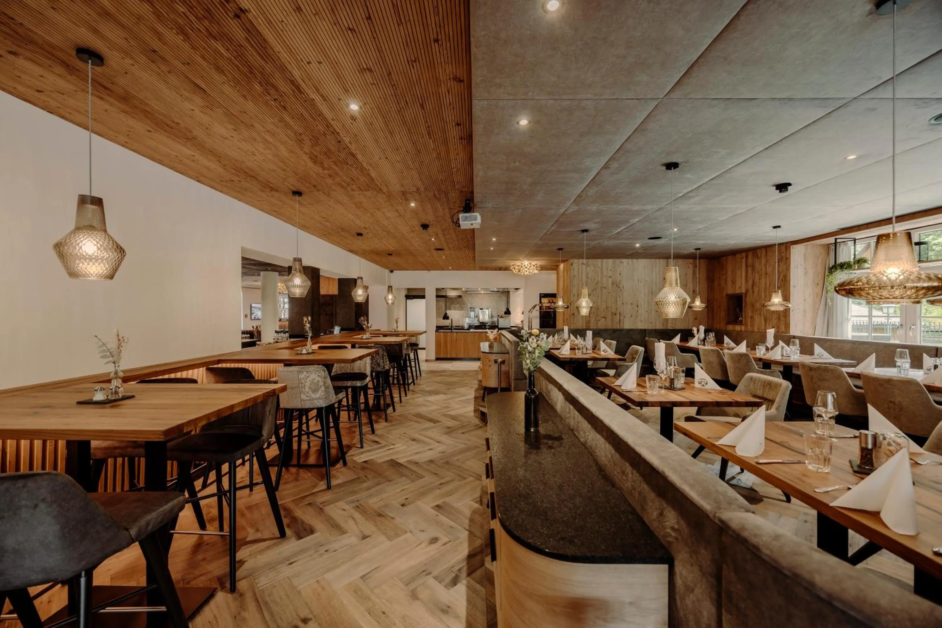 Restaurant/places to eat in Resl Resort