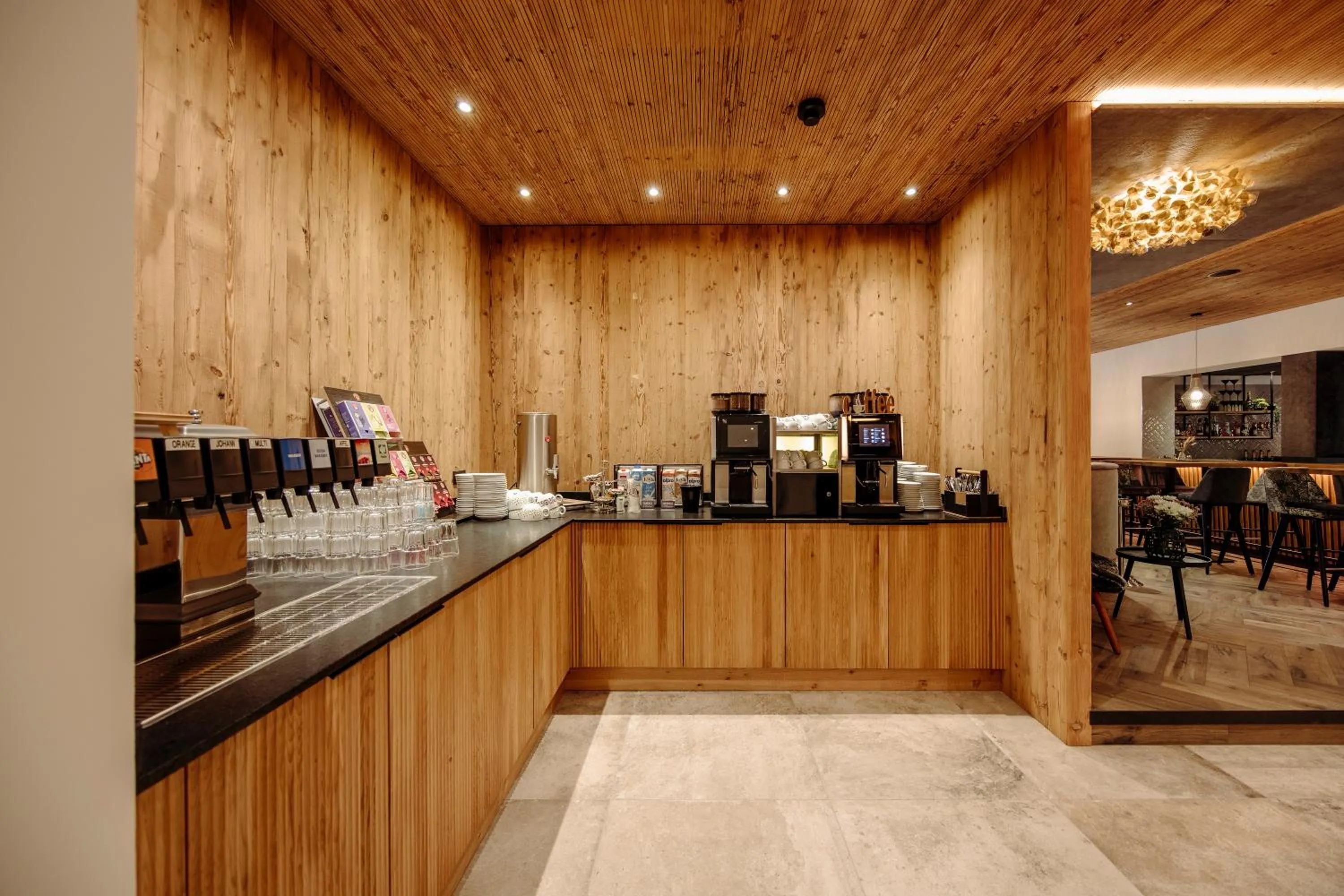 Restaurant/places to eat in Resl Resort