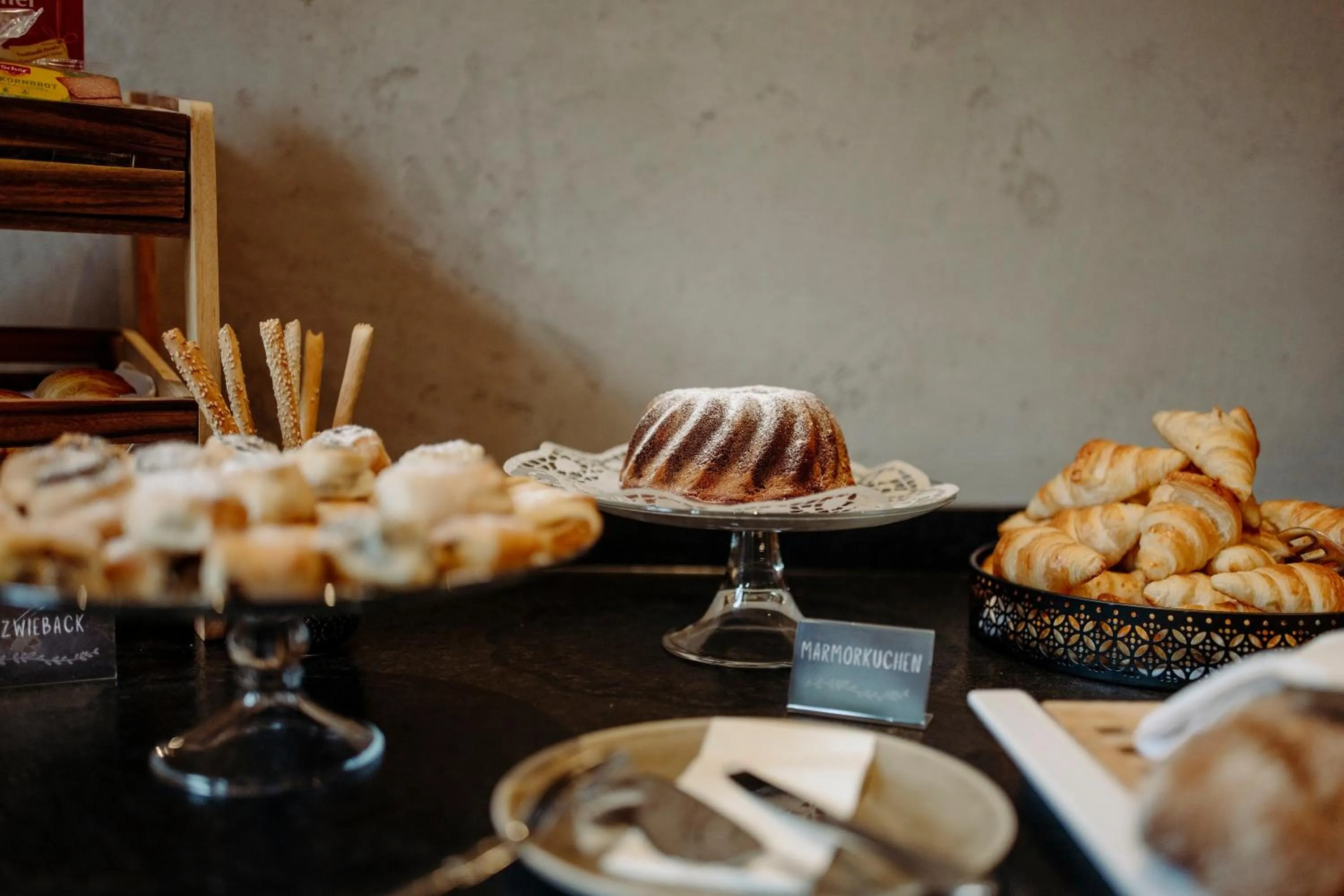 Restaurant/places to eat in Resl Resort