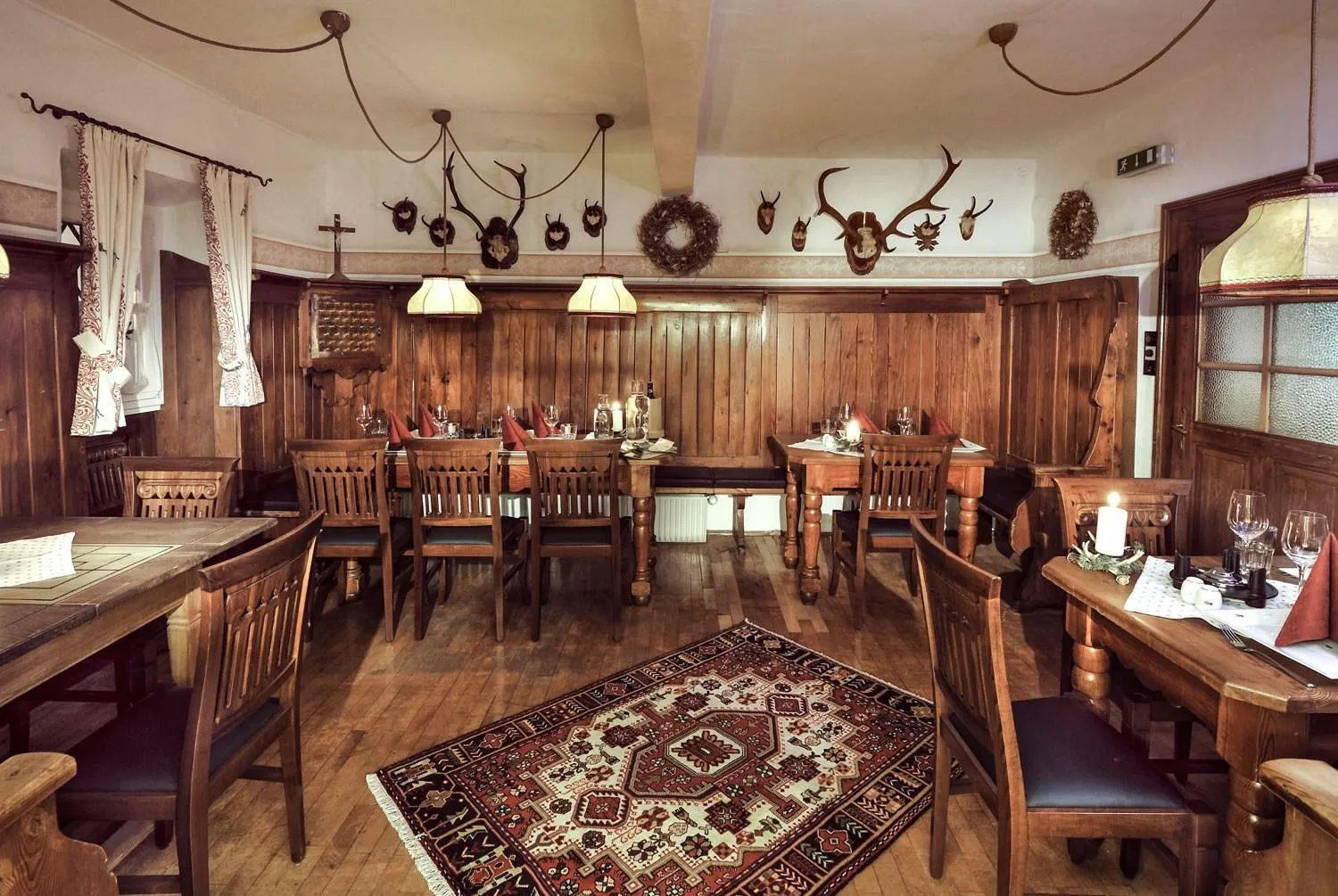 Restaurant/places to eat in Resl Resort